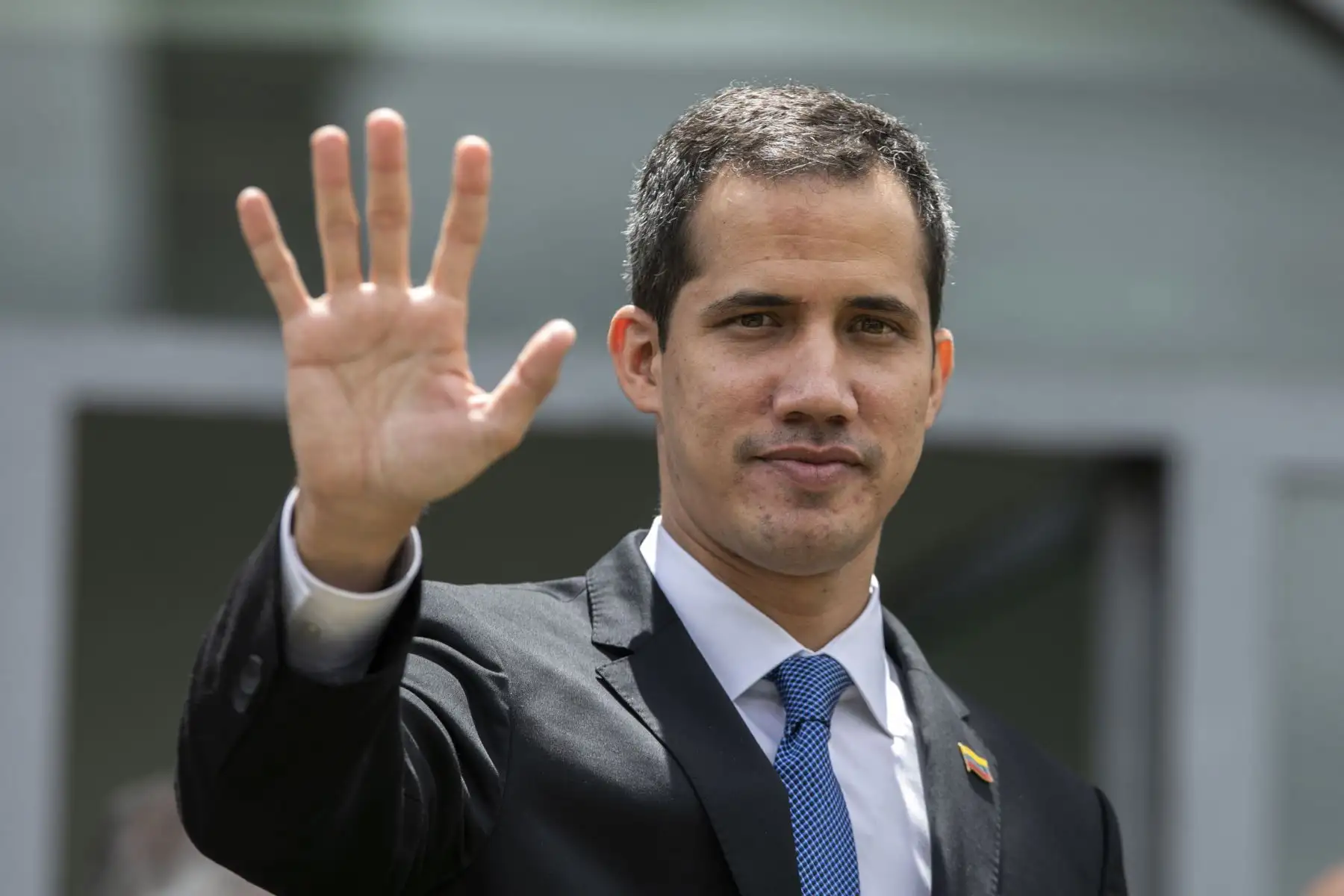 El líder opositor venezolano y  autoproclamado presidente, Juan Guaido, saluda después de una reunión en la sede de la Unión Europea en Brasilia el 28 de febrero de 2019.  Foto: AFP/Sergio Lima