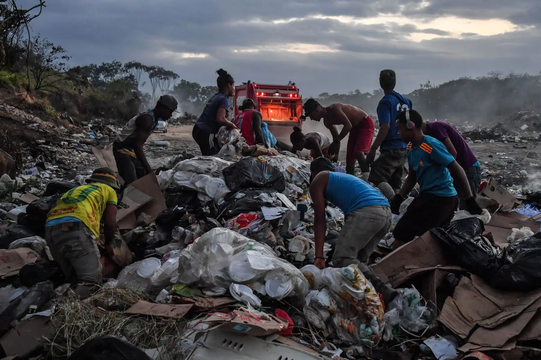 Venezolanos excavan en un vertedero de basura en Pacaraima, estado de Roraima, Brasil, en la frontera con Venezuela, el 28 de febrero de 2019. Foto: AFP/Nelson Almeida