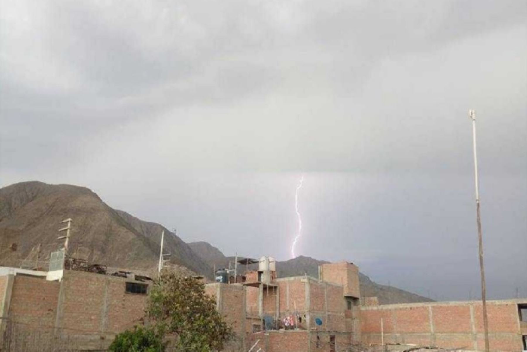 El local de la Unidad de Gestión Educativa Local (UGEL) de Huaraz, en la región Áncash; fue impactado por un rayo en medio de una tormenta eléctrica que soportó en la víspera esta ciudad.