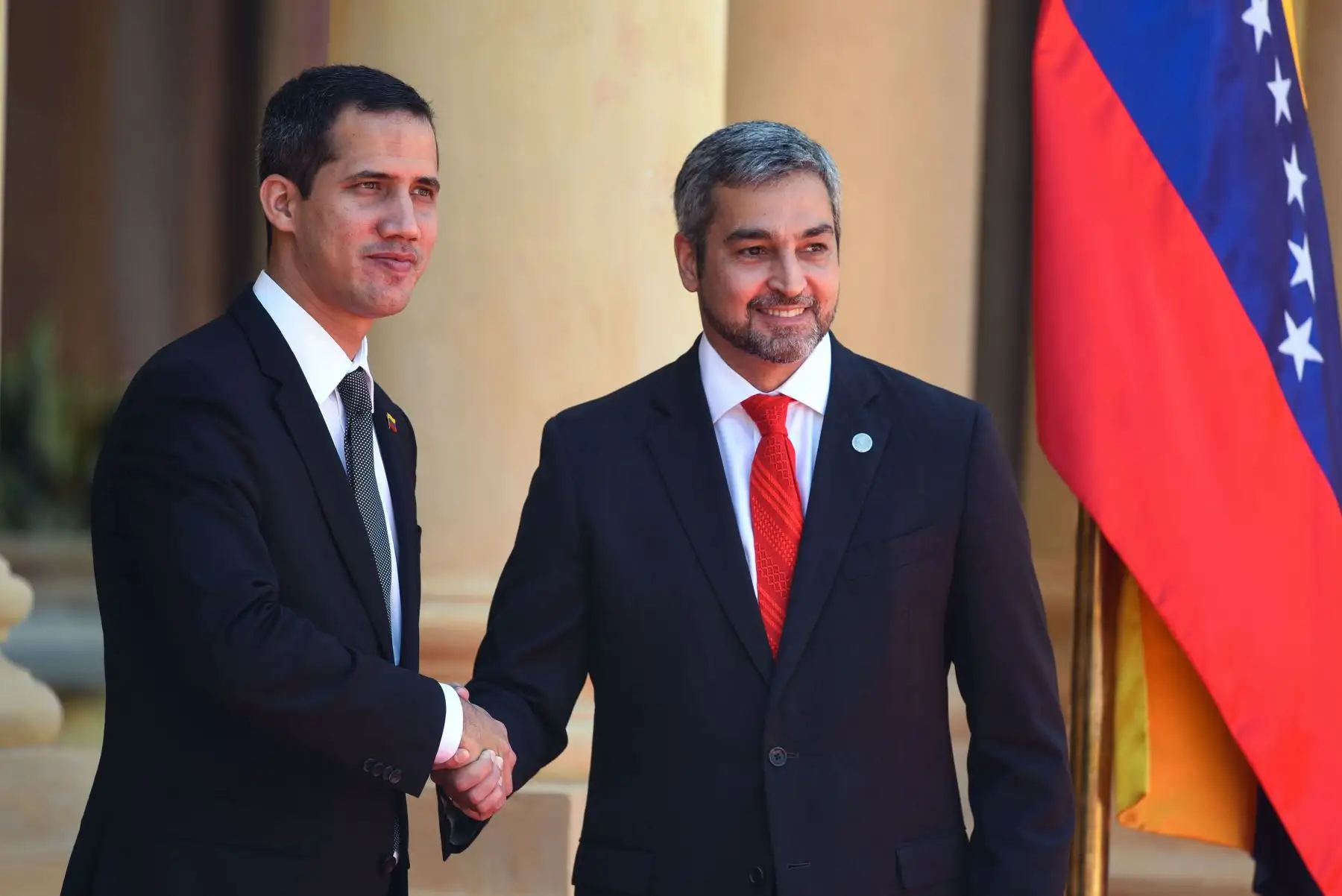 El presidente de Paraguay, Mario Abdo Benítez, le da la bienvenida al líder opositor venezolano y autodeclarado presidente Juan Guaido en el palacio presidencial en Asunción, el 1 de marzo de 2019. Foto: AFP