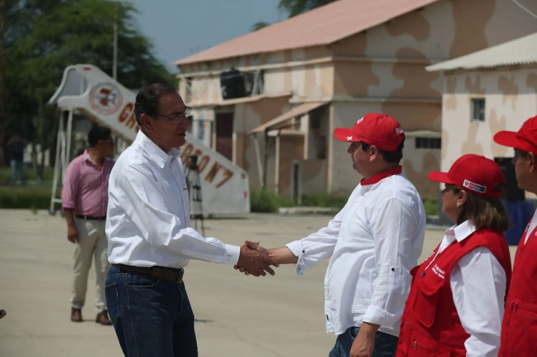 Presidente Martín Vizcarra inspecciona en Piura atención a los damnificados por las lluvias.