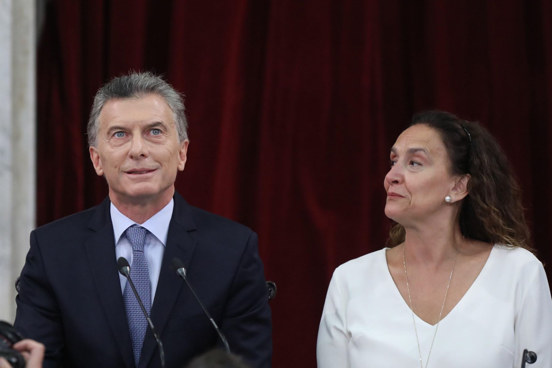 El presidente de Argentina, Mauricio Macri, acompañado de la vicepresidenta del país y titular la Asamblea Legislativa, Gabriela Michetti. Foto: EFE