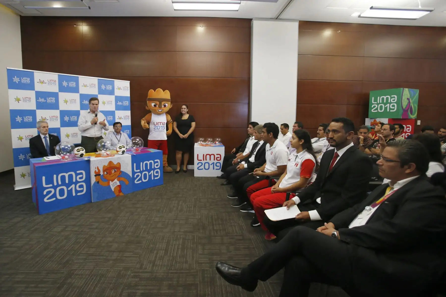 Panamericanos Lima 2019. El Director Ejecutivo de Lima 2019, Carlos Neuhaus; el Delegado Técnico de la federación Internacional de Handball, Ramón Gallegos Santos así como representantes de las selecciones peruanas participan en la realización del primer sorteo oficial de las competencias que se desarrollaran durante los juegos, en esta oportunidad corresponde al sorteo de Balonmano (Handball).  Foto: ANDINA/Nathalie Sayago