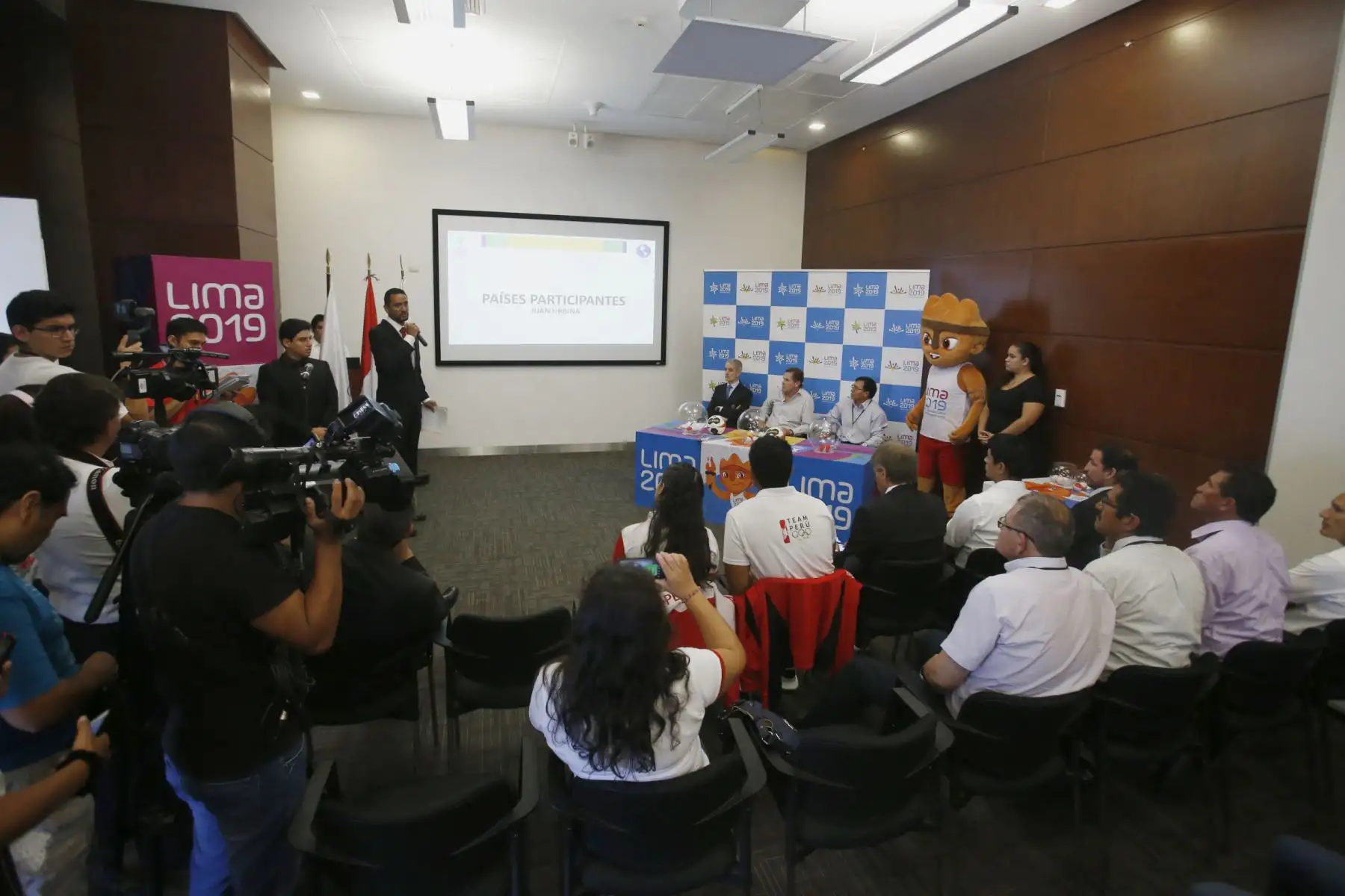 Panamericanos Lima 2019. El Director Ejecutivo de Lima 2019, Carlos Neuhaus; el Delegado Técnico de la federación Internacional de Handball, Ramón Gallegos Santos así como representantes de las selecciones peruanas participan en la realización del primer sorteo oficial de las competencias que se desarrollaran durante los juegos, en esta oportunidad corresponde al sorteo de Balonmano (Handball).  Foto: ANDINA/Nathalie Sayago