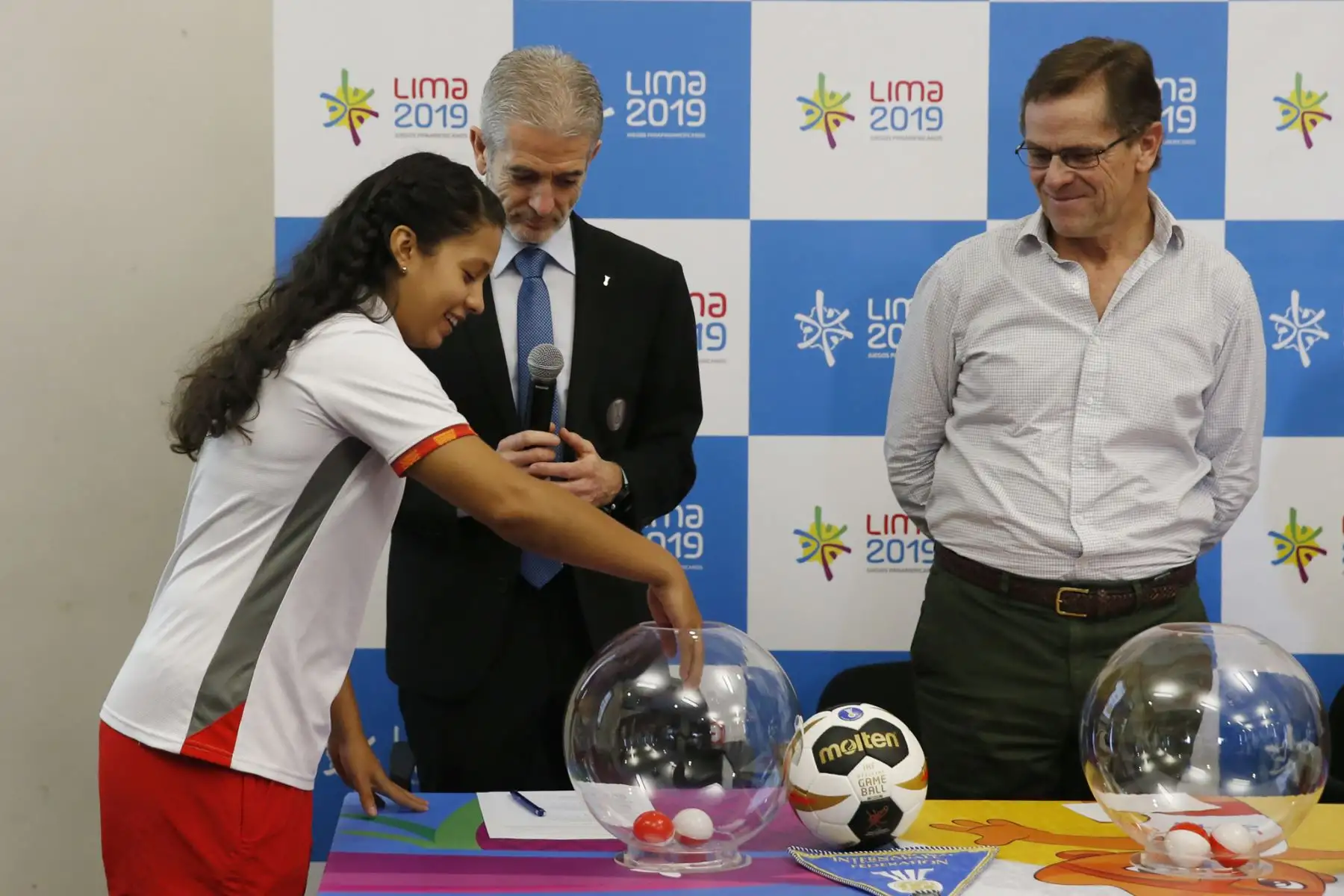Panamericanos Lima 2019. El Director Ejecutivo de Lima 2019, Carlos Neuhaus; el Delegado Técnico de la federación Internacional de Handball, Ramón Gallegos Santos así como representantes de las selecciones peruanas participan en la realización del primer sorteo oficial de las competencias que se desarrollaran durante los juegos, en esta oportunidad corresponde al sorteo de Balonmano (Handball).  Foto: ANDINA/Nathalie Sayago