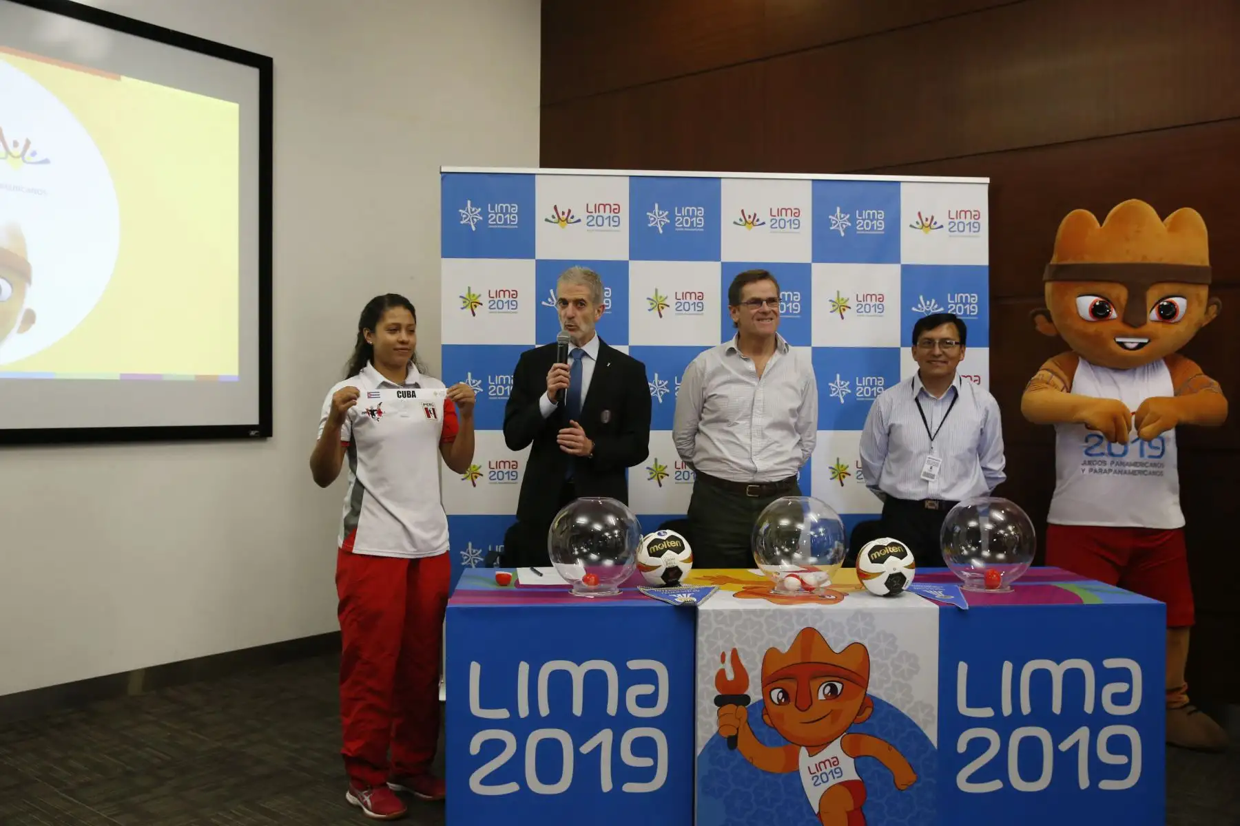 Panamericanos Lima 2019. El Director Ejecutivo de Lima 2019, Carlos Neuhaus; el Delegado Técnico de la federación Internacional de Handball, Ramón Gallegos Santos así como representantes de las selecciones peruanas participan en la realización del primer sorteo oficial de las competencias que se desarrollaran durante los juegos, en esta oportunidad corresponde al sorteo de Balonmano (Handball).  Foto: ANDINA/Nathalie Sayago