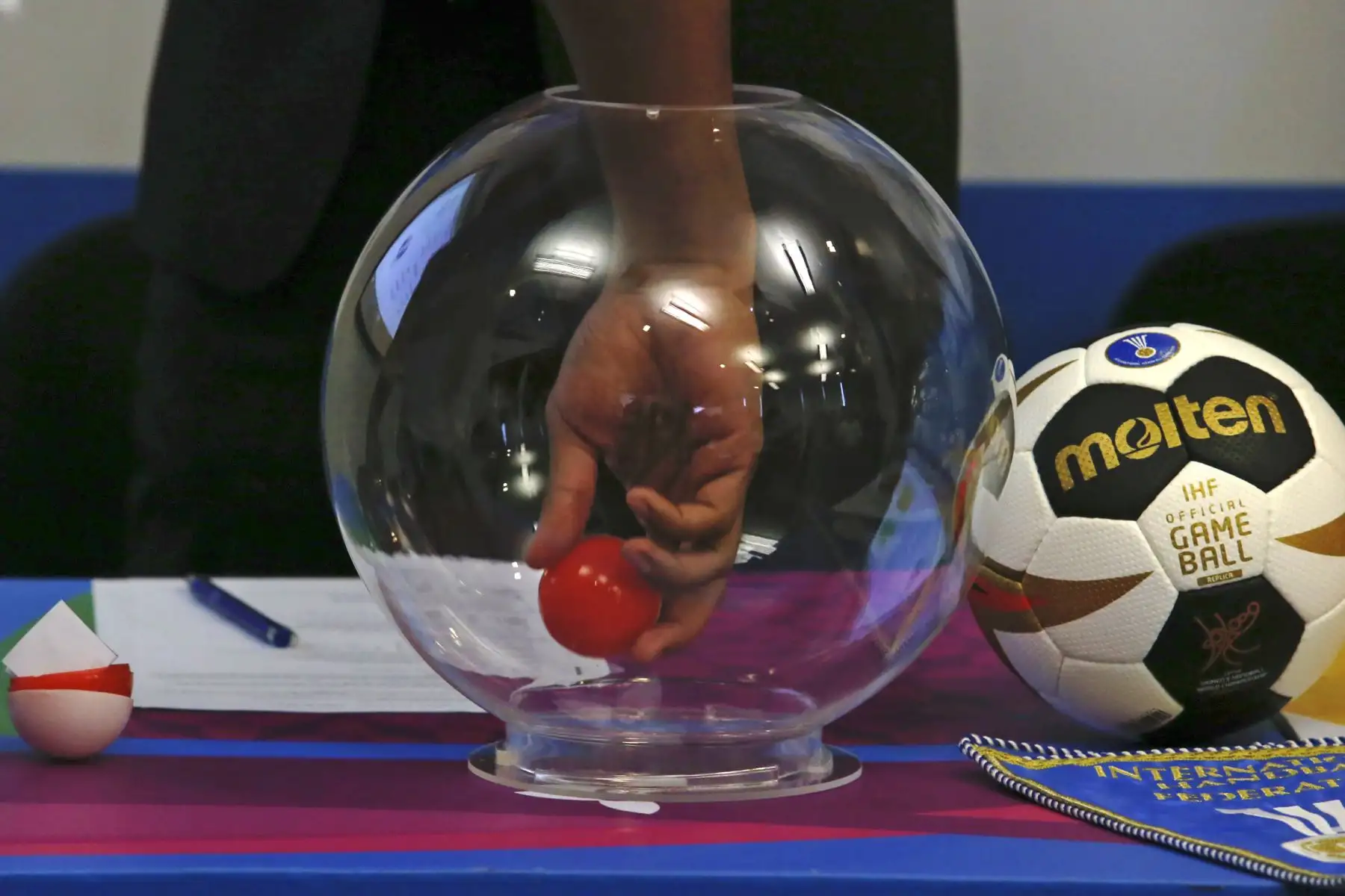 Panamericanos Lima 2019. El Director Ejecutivo de Lima 2019, Carlos Neuhaus; el Delegado Técnico de la federación Internacional de Handball, Ramón Gallegos Santos así como representantes de las selecciones peruanas participan en la realización del primer sorteo oficial de las competencias que se desarrollaran durante los juegos, en esta oportunidad corresponde al sorteo de Balonmano (Handball).  Foto: ANDINA/Nathalie Sayago
