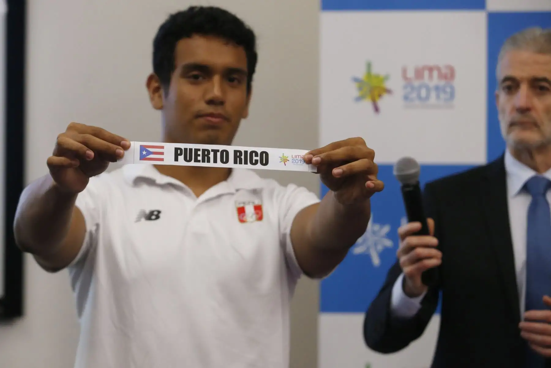 Panamericanos Lima 2019. El Director Ejecutivo de Lima 2019, Carlos Neuhaus; el Delegado Técnico de la federación Internacional de Handball, Ramón Gallegos Santos así como representantes de las selecciones peruanas participan en la realización del primer sorteo oficial de las competencias que se desarrollaran durante los juegos, en esta oportunidad corresponde al sorteo de Balonmano (Handball).  Foto: ANDINA/Nathalie Sayago