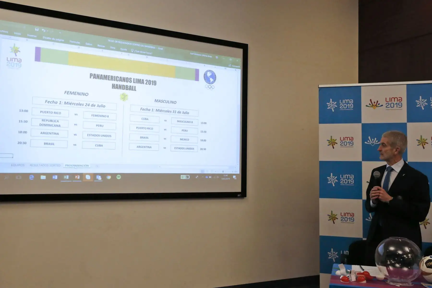 Panamericanos Lima 2019. El Director Ejecutivo de Lima 2019, Carlos Neuhaus; el Delegado Técnico de la federación Internacional de Handball, Ramón Gallegos Santos así como representantes de las selecciones peruanas participan en la realización del primer sorteo oficial de las competencias que se desarrollaran durante los juegos, en esta oportunidad corresponde al sorteo de Balonmano (Handball).  Foto: ANDINA/Nathalie Sayago