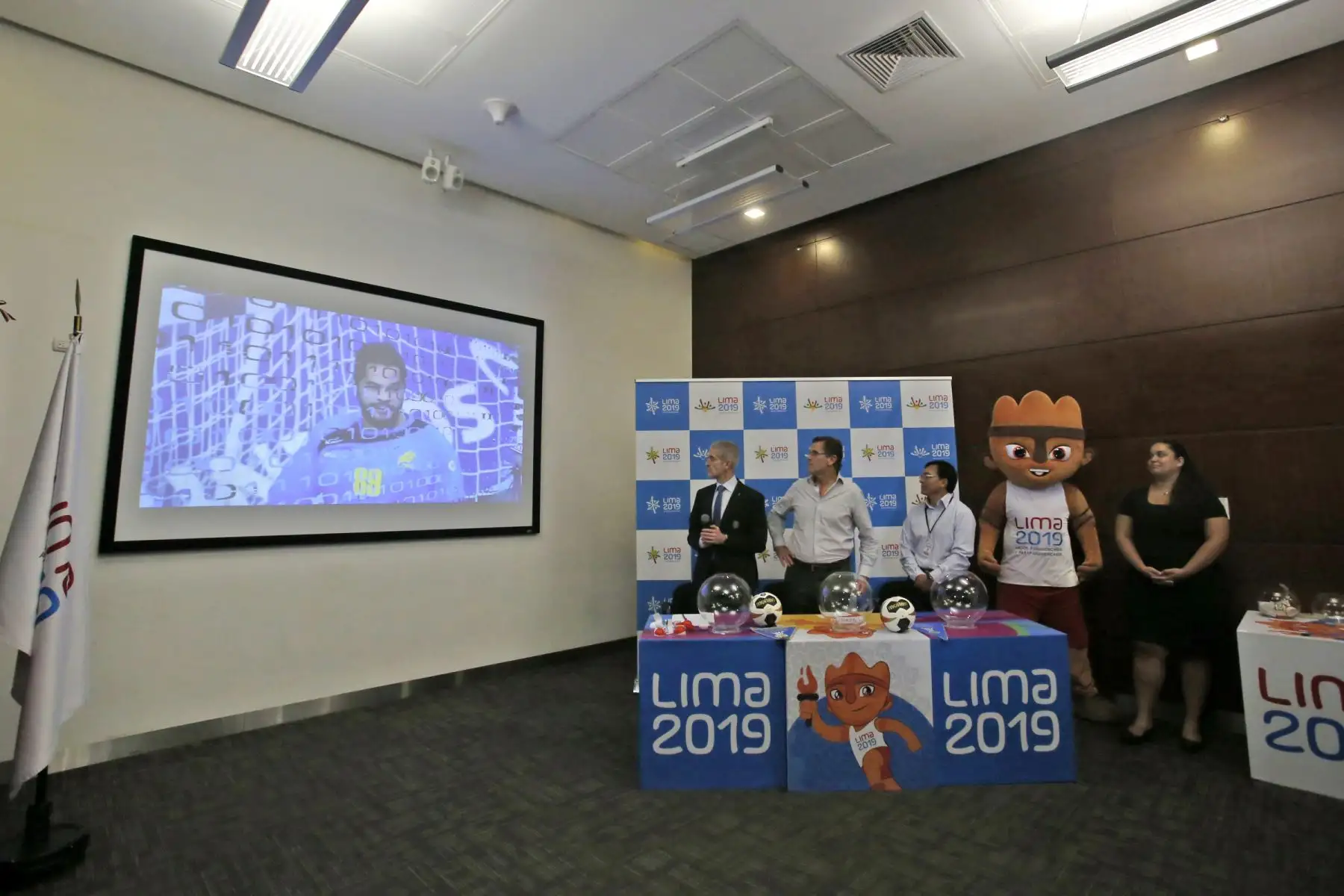 Panamericanos Lima 2019. El Director Ejecutivo de Lima 2019, Carlos Neuhaus; el Delegado Técnico de la federación Internacional de Handball, Ramón Gallegos Santos así como representantes de las selecciones peruanas participan en la realización del primer sorteo oficial de las competencias que se desarrollaran durante los juegos, en esta oportunidad corresponde al sorteo de Balonmano (Handball).  Foto: ANDINA/Nathalie Sayago
