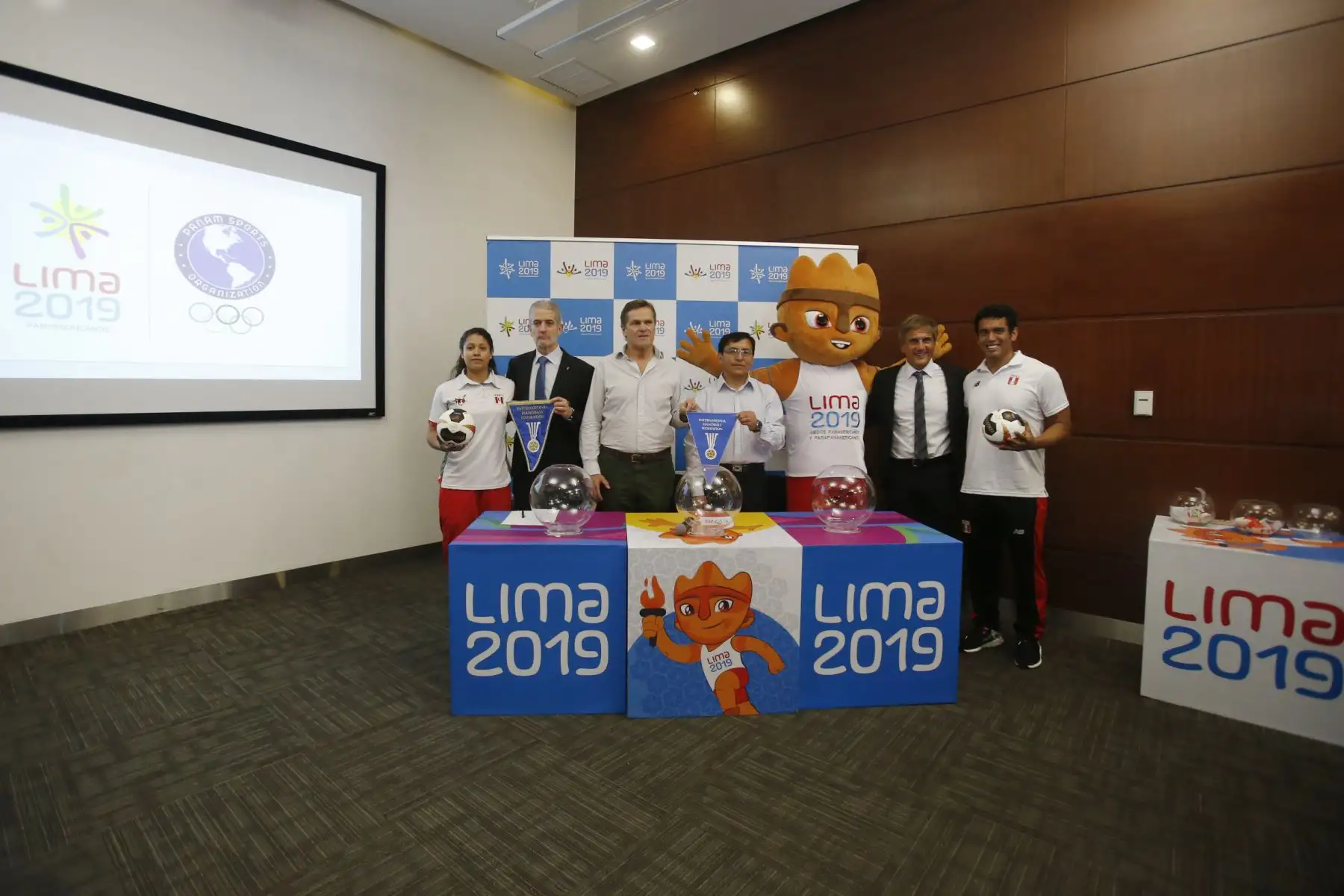 Panamericanos Lima 2019. El Director Ejecutivo de Lima 2019, Carlos Neuhaus; el Delegado Técnico de la federación Internacional de Handball, Ramón Gallegos Santos así como representantes de las selecciones peruanas participan en la realización del primer sorteo oficial de las competencias que se desarrollaran durante los juegos, en esta oportunidad corresponde al sorteo de Balonmano (Handball).  Foto: ANDINA/Nathalie Sayago