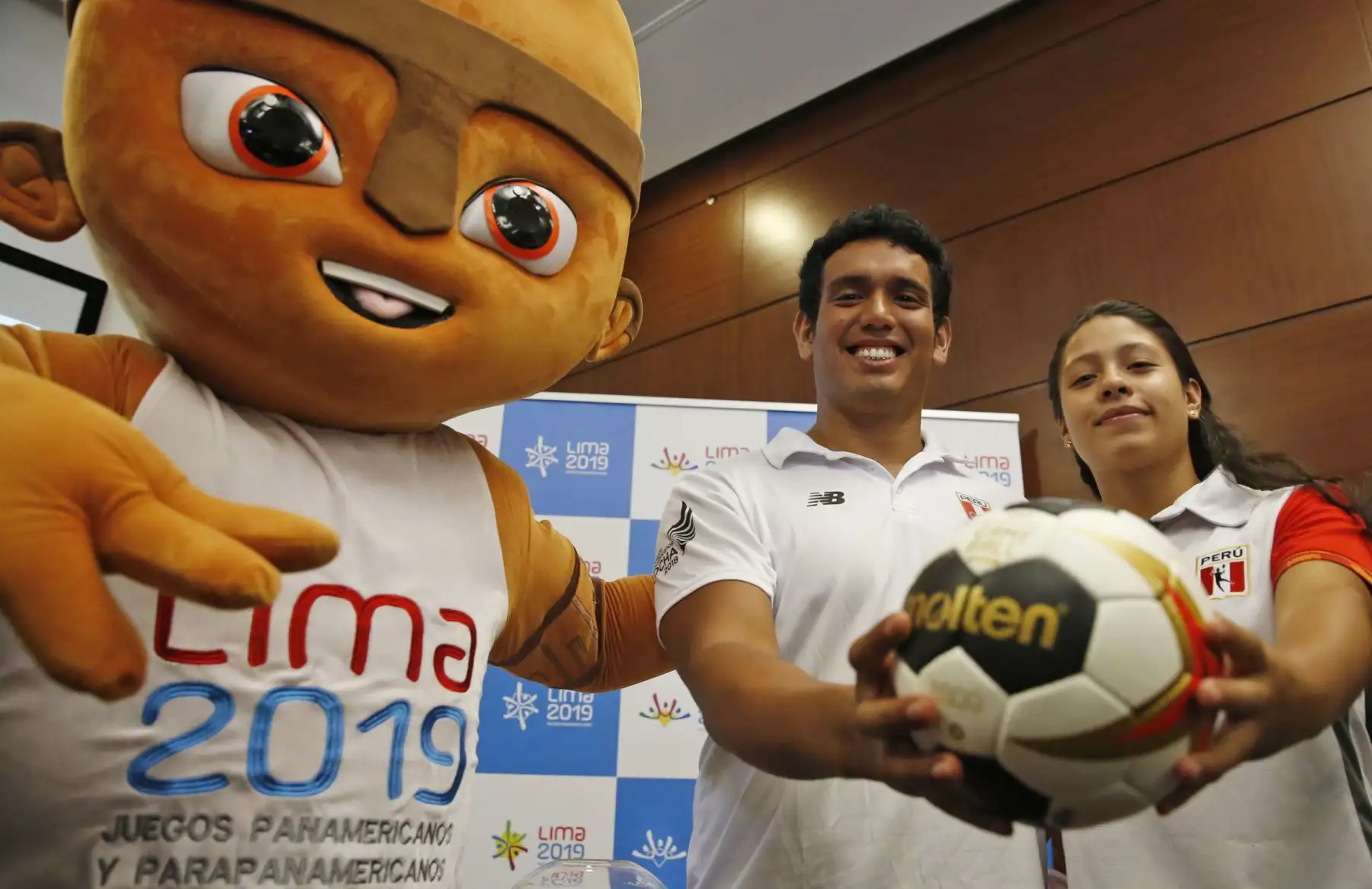 Panamericanos Lima 2019. El Director Ejecutivo de Lima 2019, Carlos Neuhaus; el Delegado Técnico de la federación Internacional de Handball, Ramón Gallegos Santos así como representantes de las selecciones peruanas participan en la realización del primer sorteo oficial de las competencias que se desarrollaran durante los juegos, en esta oportunidad corresponde al sorteo de Balonmano (Handball).  Foto: ANDINA/Nathalie Sayago