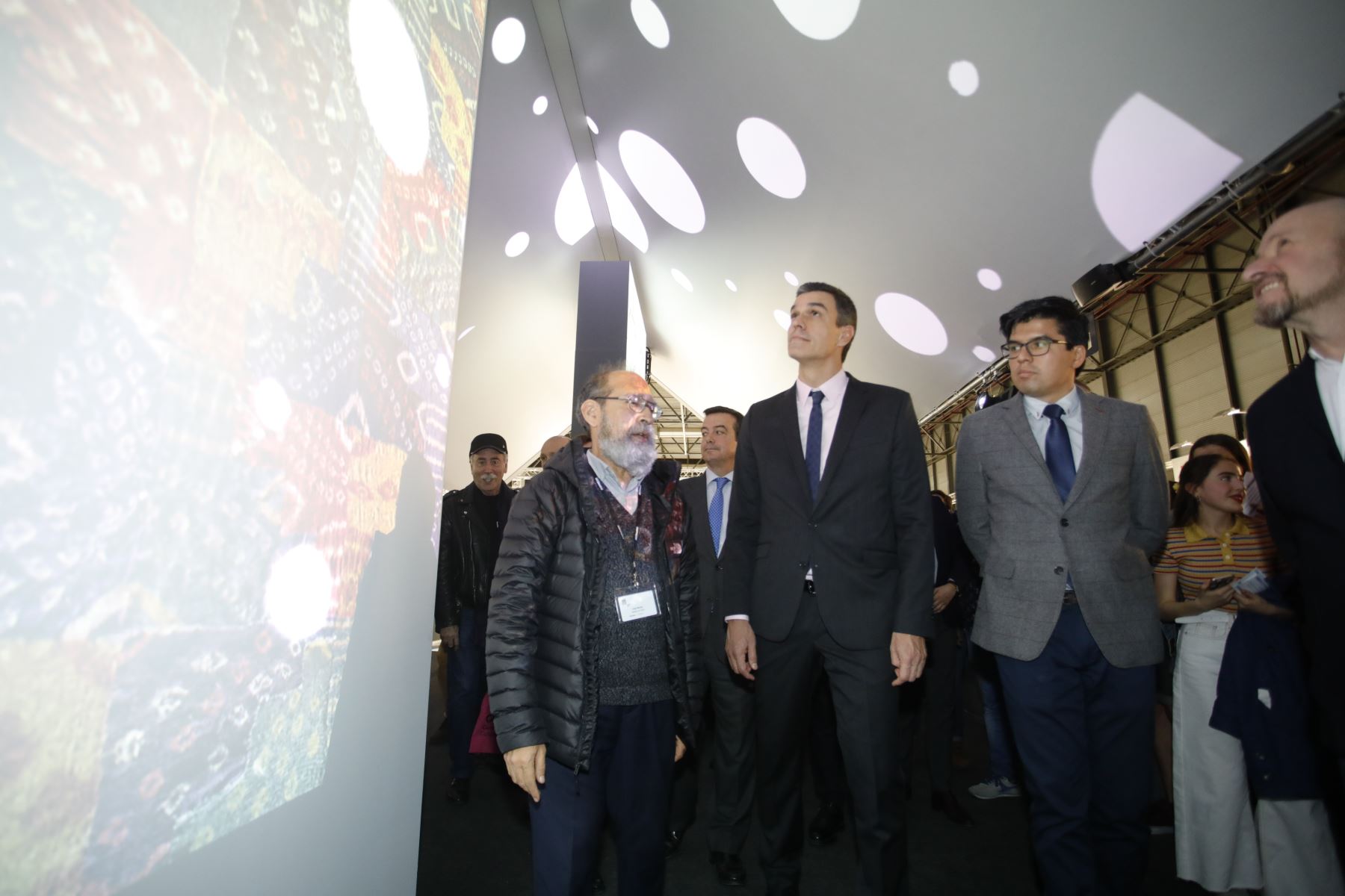 Presidente del gobierno de España visita stand oficial del Perú en ARCOmadrid.