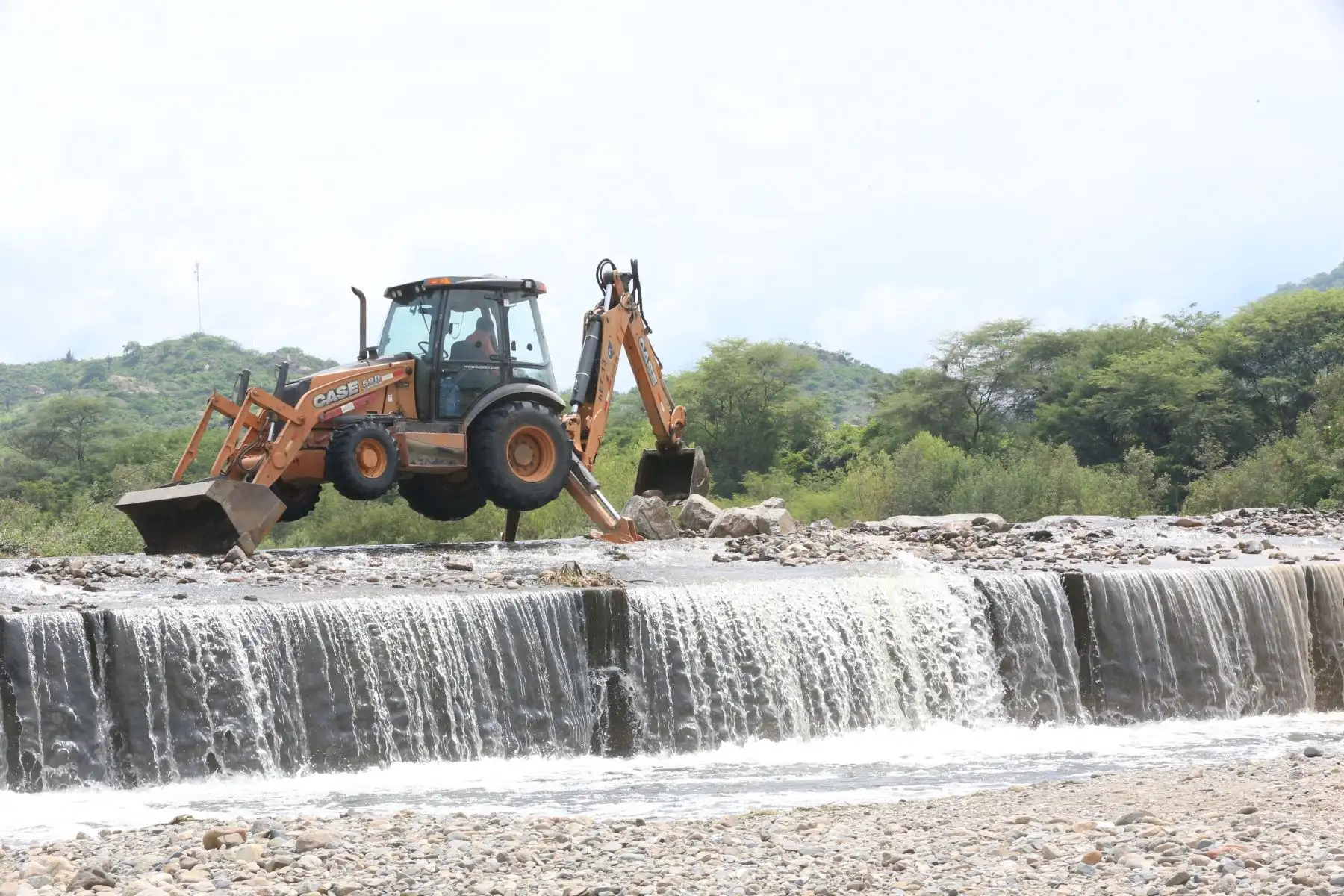 El presidente Martín Vizcarra inspeccionó daños en la quebrada San Francisco, Tambo Grande, la cual está inundada, y anunció la construcción de puentes a los habitantes del centro poblado de Malingas. Foto: ANDINA/Jhony Laurente.