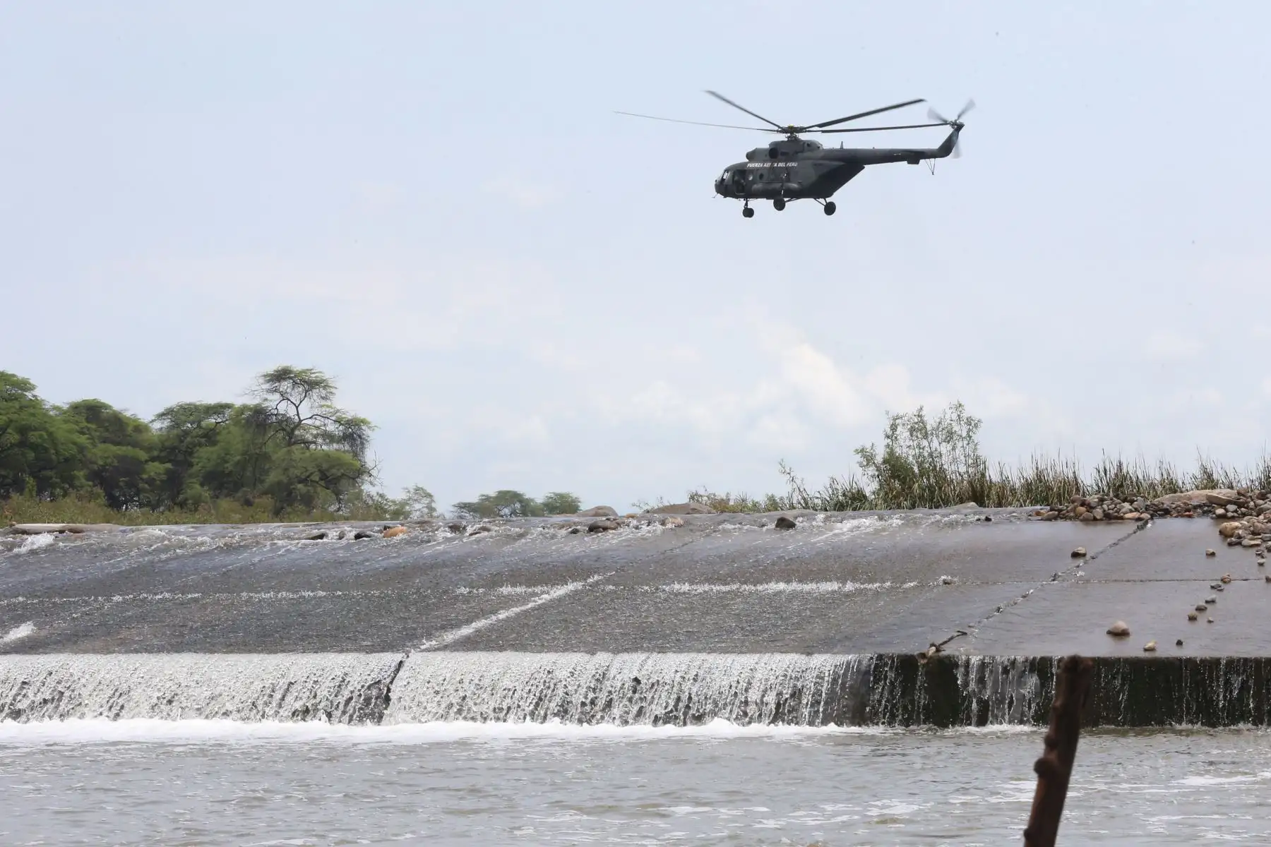 El presidente Martín Vizcarra inspeccionó daños en la quebrada San Francisco, Tambo Grande, la cual está inundada, y anunció la construcción de puentes a los habitantes del centro poblado de Malingas. Foto: ANDINA/Jhony Laurente.