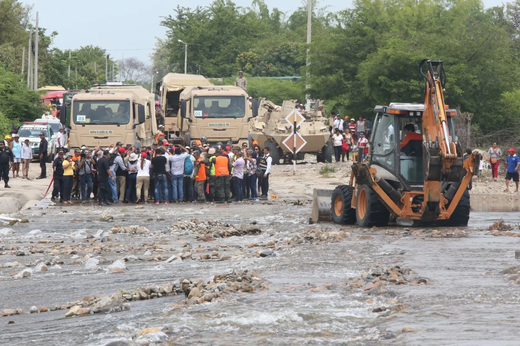 El presidente Martín Vizcarra inspeccionó daños en la quebrada San Francisco, Tambo Grande, la cual está inundada, y anunció la construcción de puentes a los habitantes del centro poblado de Malingas. Foto: ANDINA/Jhony Laurente.