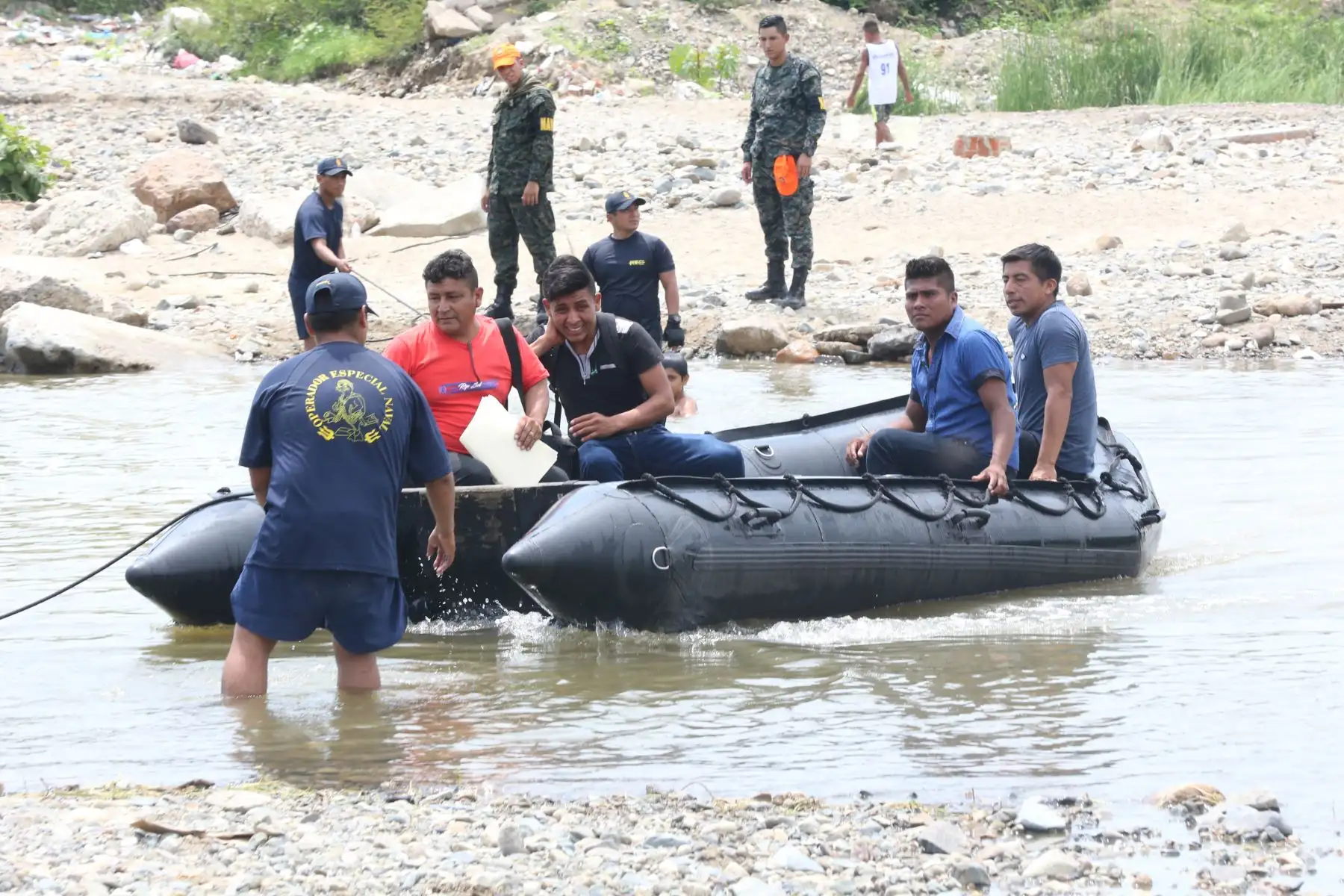 Miembros de la Marina de Guerra del Perú trasladan a vecinos de Malingas, en Piura, aislados tras la destrucción de una vía por activación de quebrada. Foto: ANDINA/Jhony Laurente.