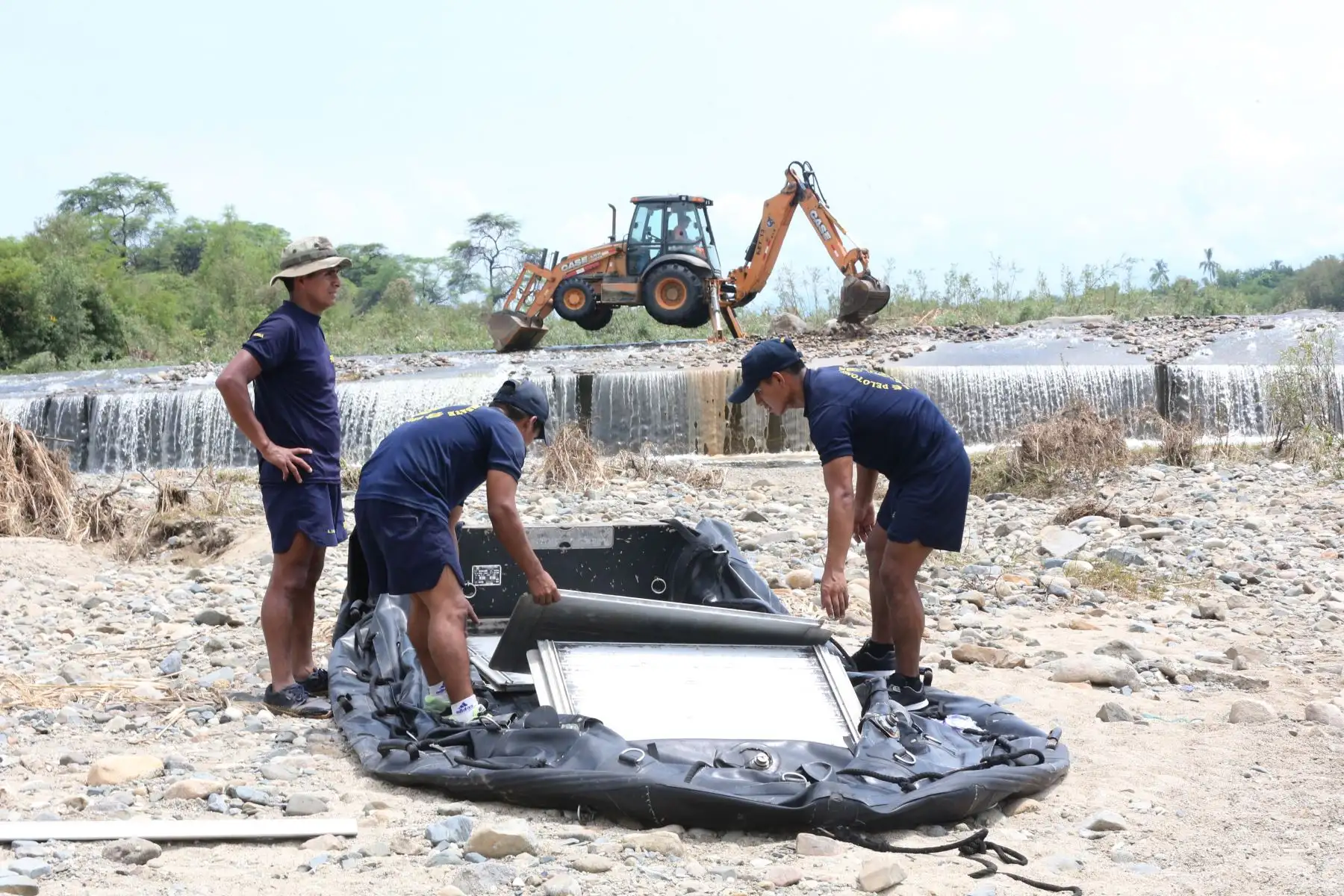 Vehículos anfibios de la Marina de Guerra del Perú trasladan a vecinos de Malingas, en Piura, quienes estuvieron aislados tras la destrucción de una vía por activación de quebrada. Foto: ANDINA/Jhony Laurente.