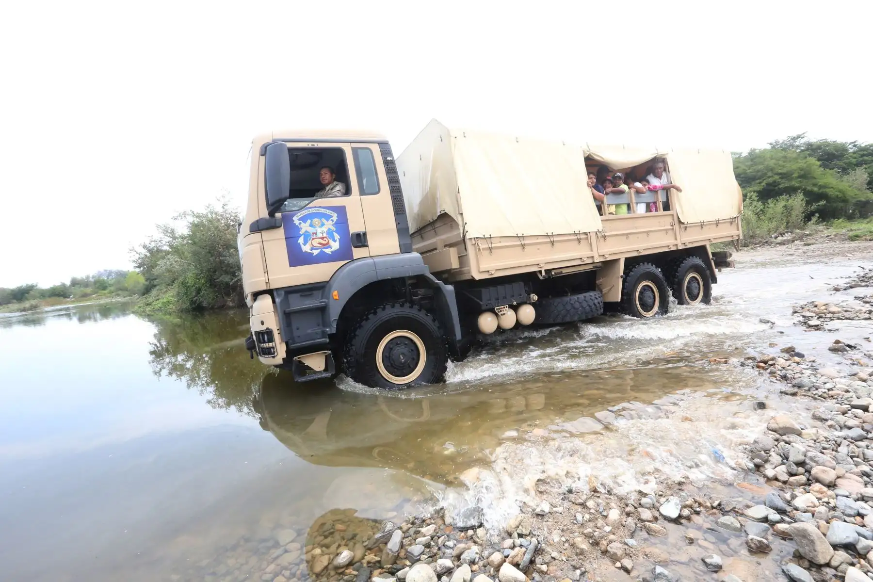 Vehículos anfibios de la Marina de Guerra del Perú trasladan a vecinos de Malingas, en Piura, quienes estuvieron aislados tras la destrucción de una vía por activación de quebrada..Foto:ANDINA/ Jhony Laurente