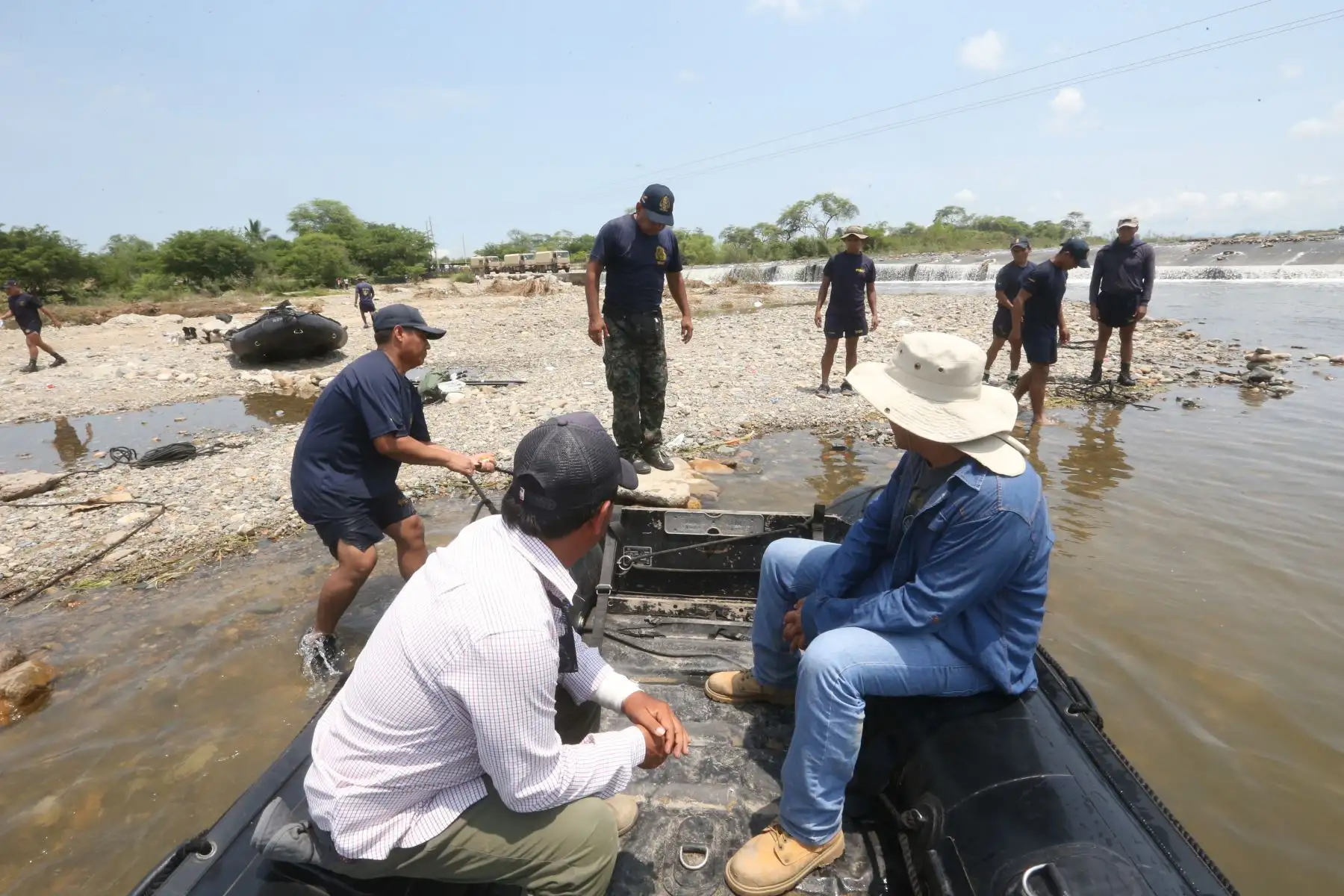 Miembros de la Marina de Guerra del Perú trasladan a vecinos de Malingas, en Piura, aislados tras la destrucción de una vía por activación de quebrada. Foto: ANDINA/Jhony Laurente.