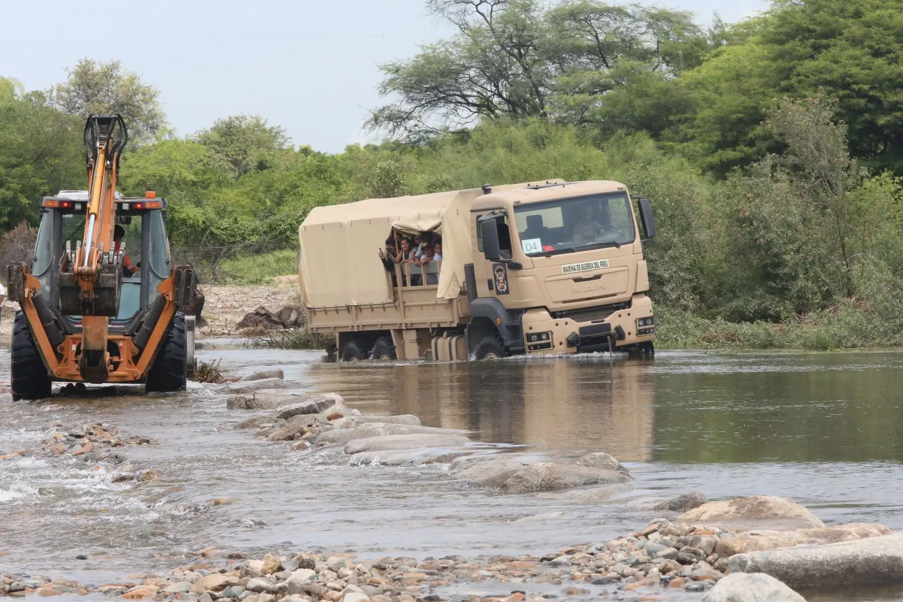 Vehículos anfibios de la Marina de Guerra del Perú trasladan a vecinos de Malingas, en Piura, quienes estuvieron aislados tras la destrucción de una vía por activación de quebrada..Foto:ANDINA/ Jhony Laurente