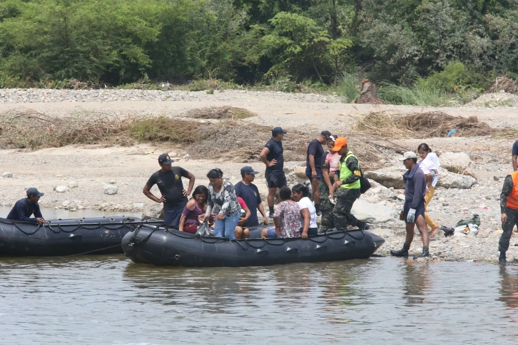 Miembros de la Marina de Guerra del Perú trasladan a vecinos de Malingas, en Piura, quienes estuvieron aislados tras la destrucción de una vía por activación de quebrada..Foto:ANDINA/ Jhony Laurente