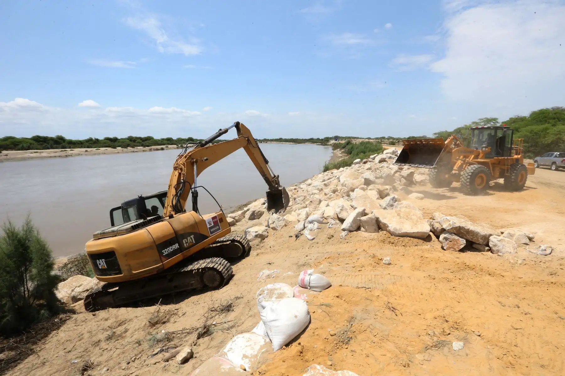 El presidente Martín Vizcarra inspeccionó los trabajos de reforzamiento en las riberas del río Piura, en prevención de posibles crecidas. Foto: ANDINA/Jhony Laurente.