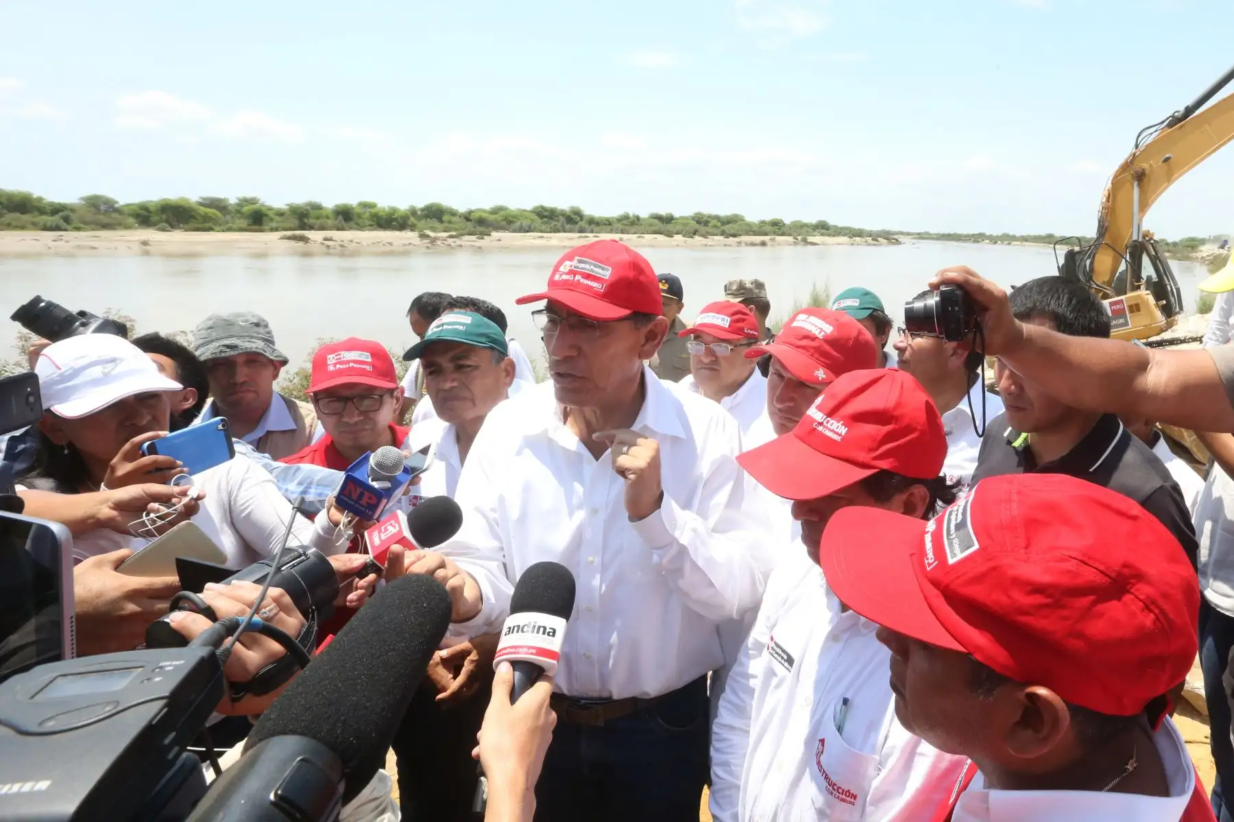 El presidente Martín Vizcarra inspeccionó los trabajos de reforzamiento en las riberas del río Piura, en prevención de posibles crecidas. Foto: ANDINA/Jhony Laurente.
