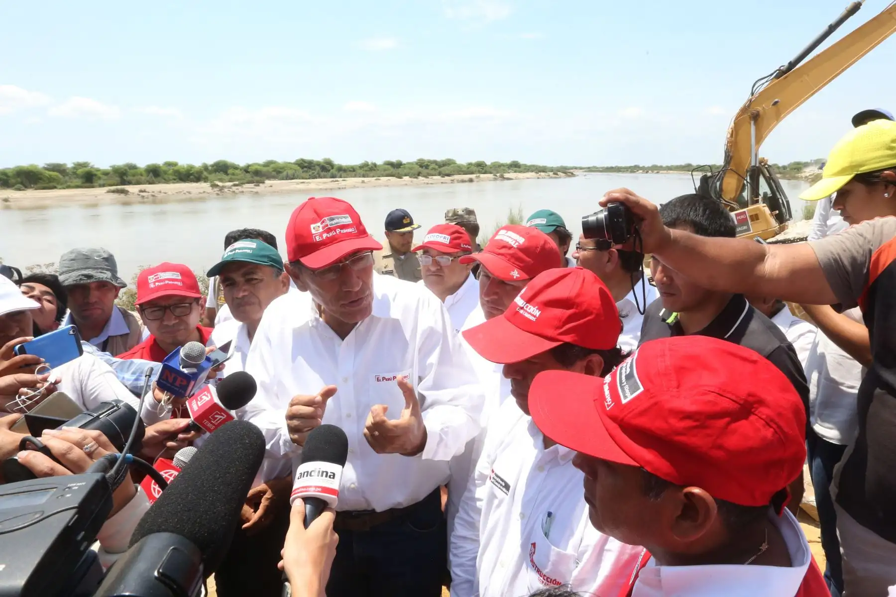 El presidente Martín Vizcarra inspeccionó los trabajos de reforzamiento en las riberas del río Piura, en prevención de posibles crecidas. Foto: ANDINA/Jhony Laurente.