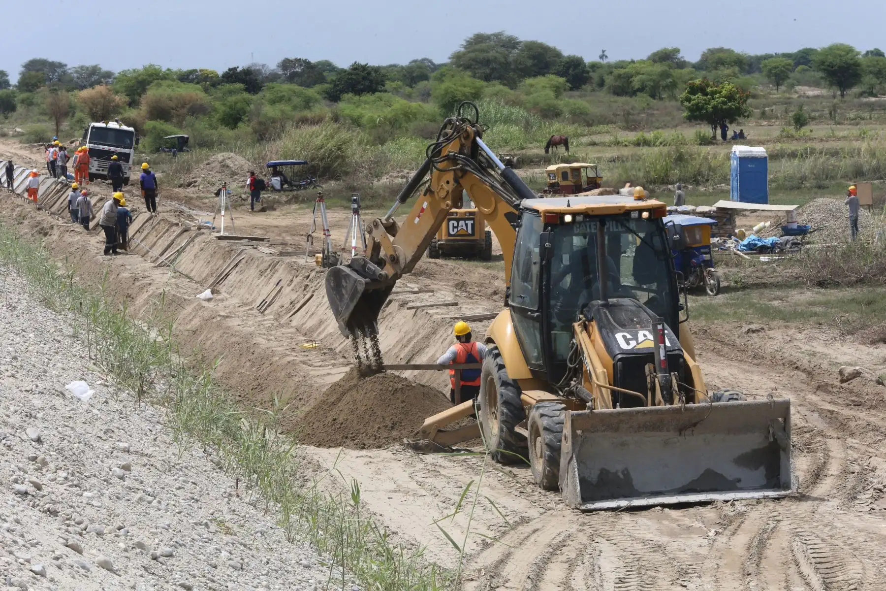 El presidente Martín Vizcarra inspeccionó los trabajos de reforzamiento en las riberas del río Piura, en prevención de posibles crecidas. Foto: ANDINA/Jhony Laurente.
