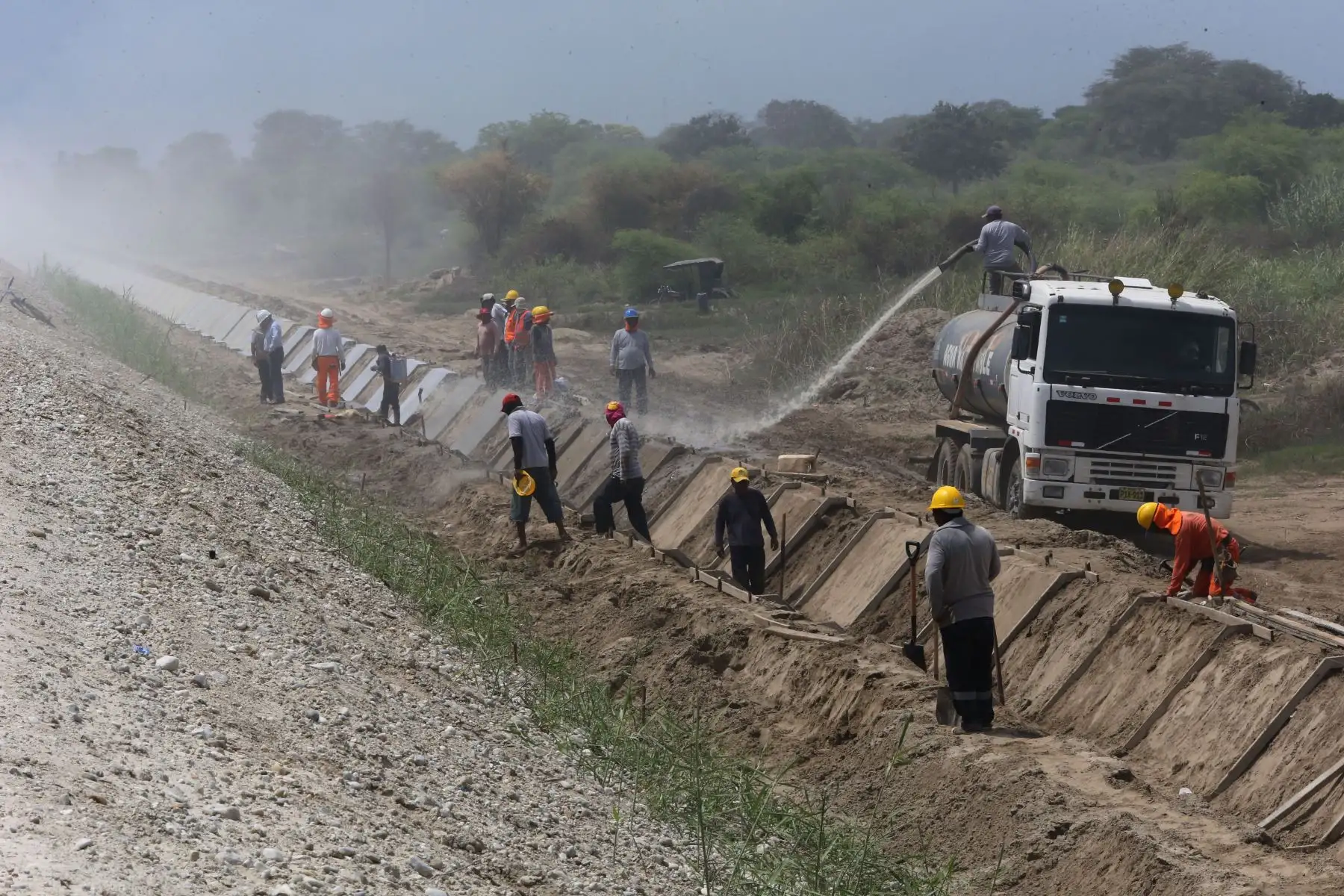 El presidente Martín Vizcarra inspeccionó los trabajos de reforzamiento en las riberas del río Piura, en prevención de posibles crecidas. Foto: ANDINA/Jhony Laurente.