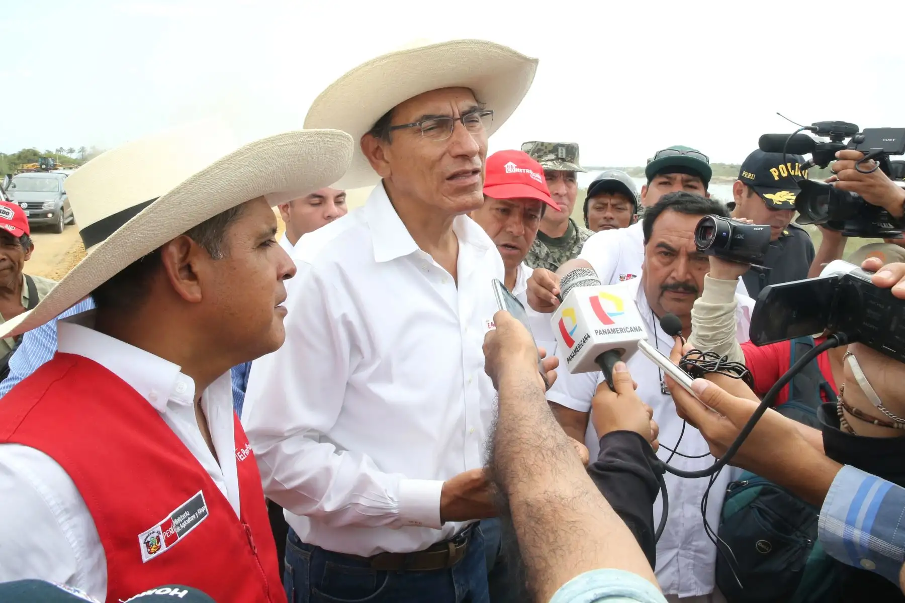 El presidente Martín Vizcarra inspeccionó los trabajos de reforzamiento en las riberas del río Piura, en prevención de posibles crecidas. Foto: ANDINA/Jhony Laurente.