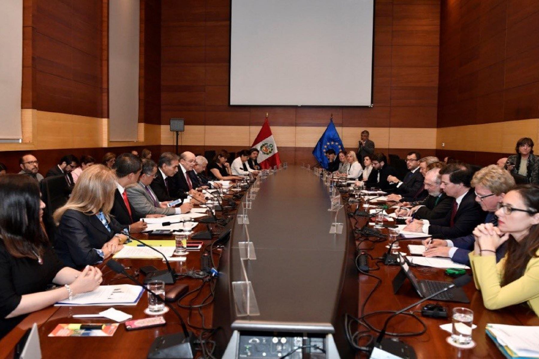 Reunión del vicecanciller Hugo de Zela y funcionarios de la Cancillería con la misión del Parlamento Europeo. Foto: Ministerio de Relaciones Exteriores.