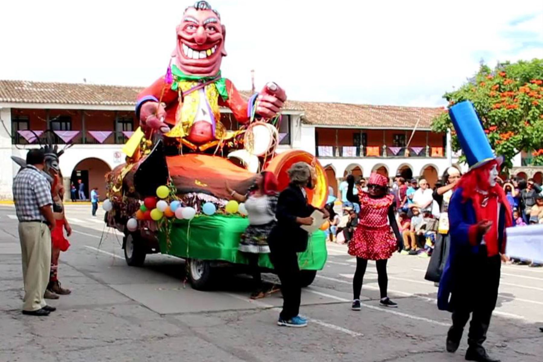 El Carnaval de Cajamarca inicia hoy su etapa de mayor plenitud con la celebración de la entrada del Ño Carnavalón a la ciudad, acompañado de una multitudinaria, exultante y colorida comparsa.