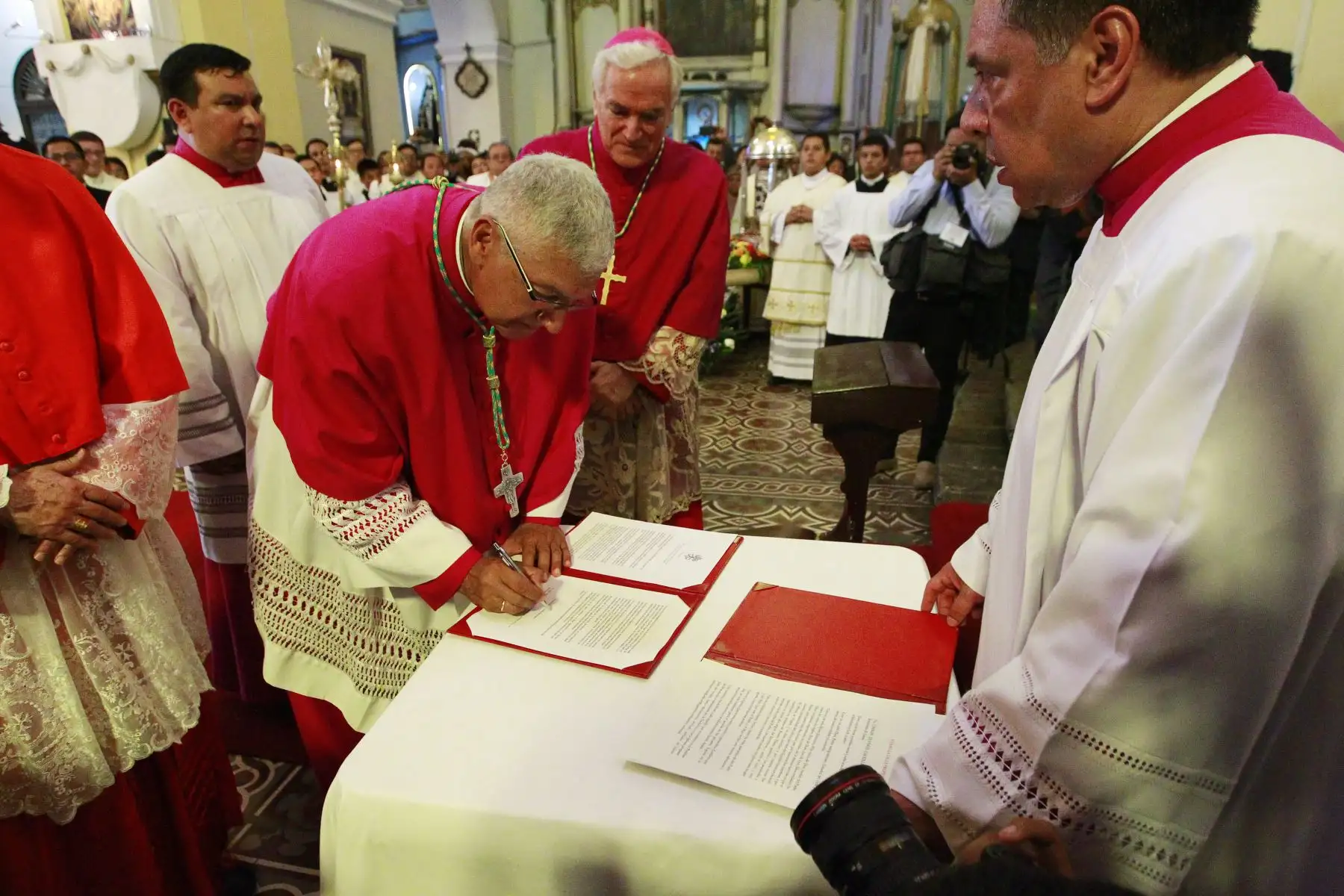 Profesión de fe y toma de juramento al nuevo arzobispo apostólico, monseñor Carlos Castillo. Foto: ANDINA/Eddy Ramos.