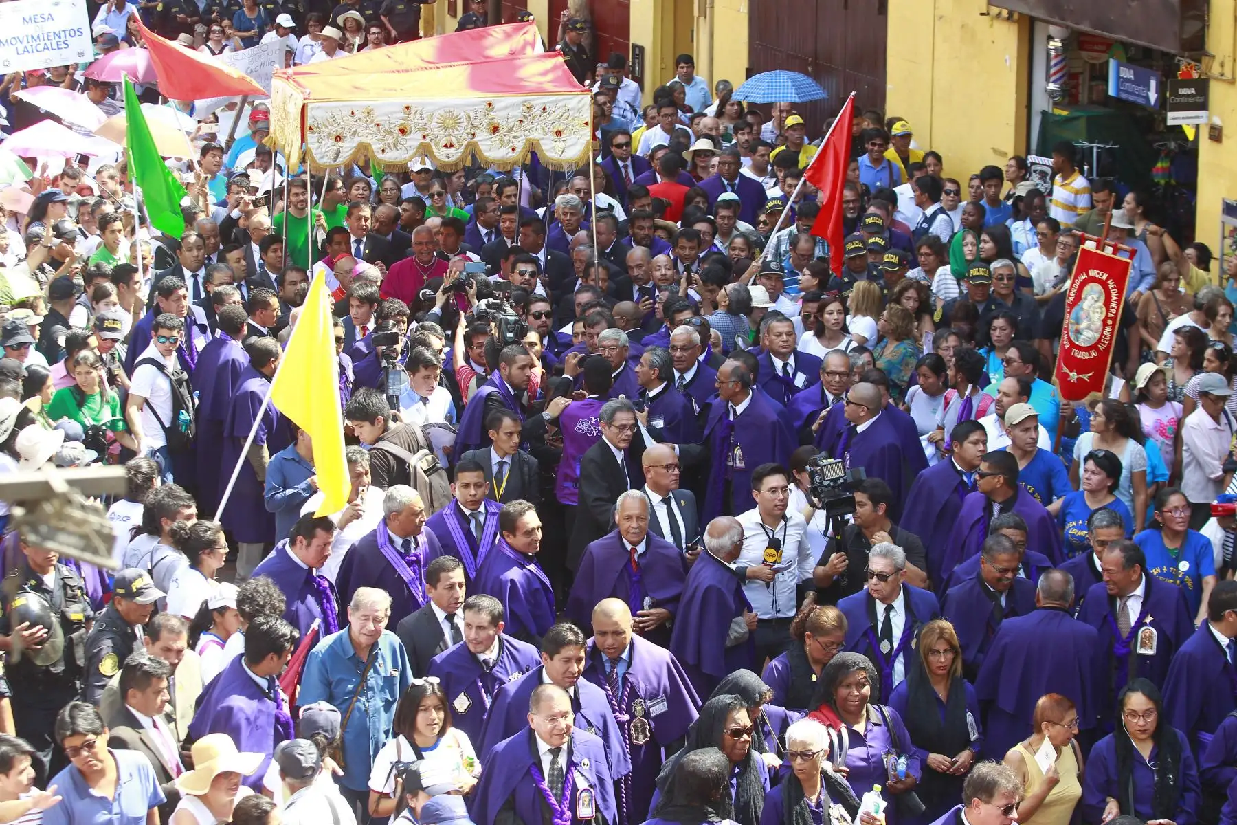 Procesión hacia la Catedral de Lima del nuevo arzobispo apostólico, monseñor Carlos Castillo. Foto: ANDINA/Eddy Ramos.