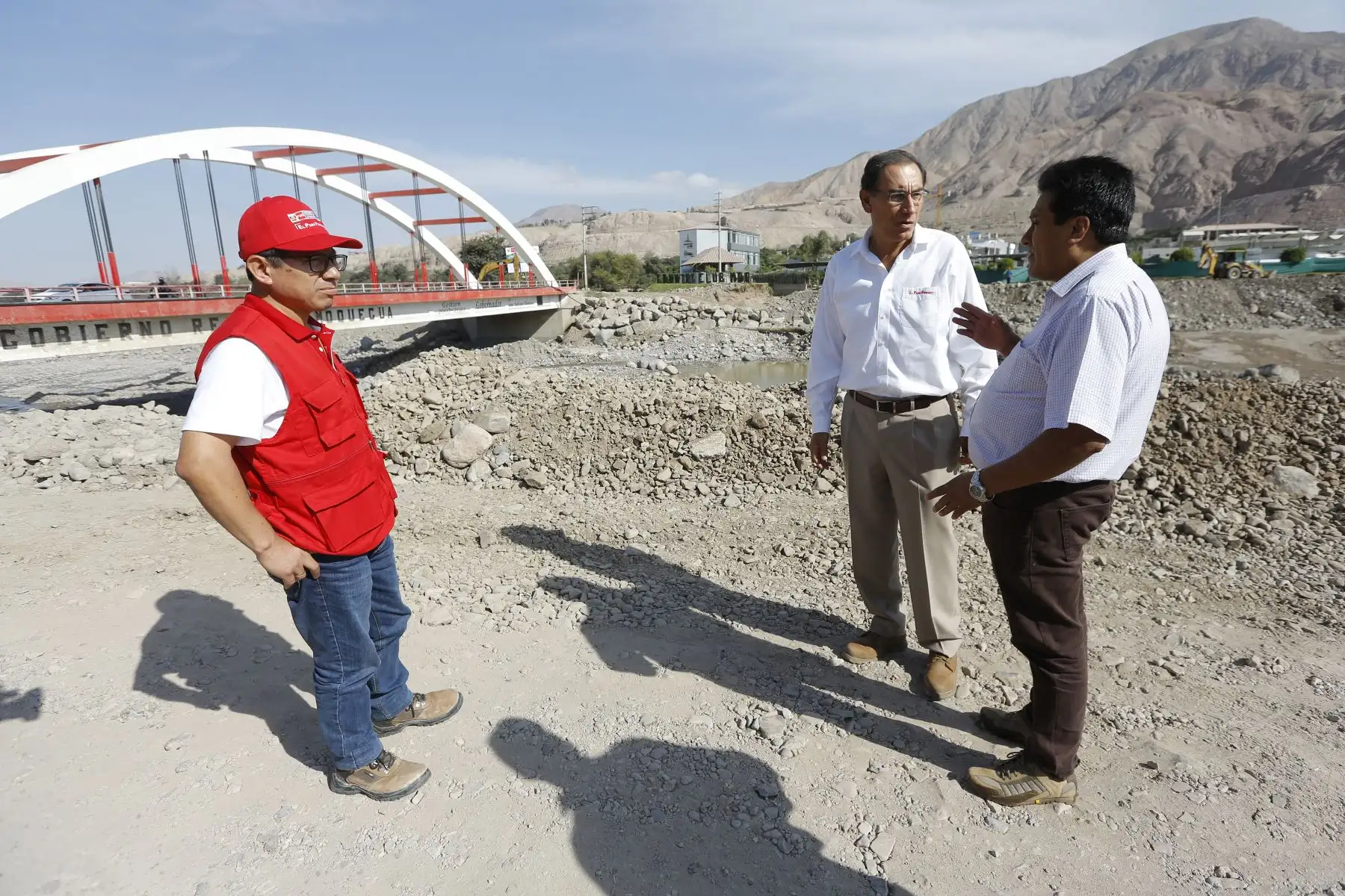 Presidente Vizcarra verifica trabajos de recuperación en los puentes Tucumán; y lidera reapertura del tránsito en el Puente Montalvo en la región Moquegua.Foto: ANDINA/Prensa Presidencia