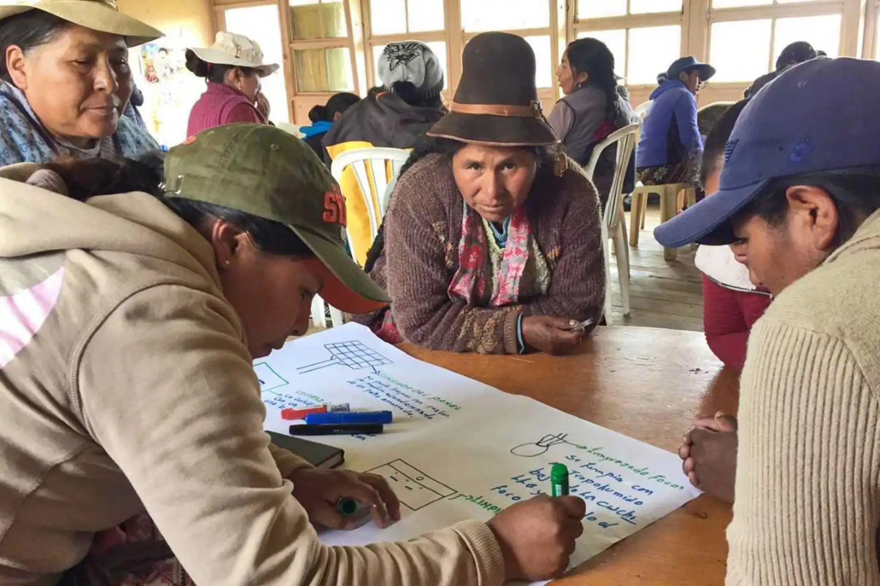 El Ministerio de Energía y Minas promueve Escuelas Energéticas de Mujeres en comunidades rurales de Cusco y Puno, mediante de la Escuela Energética de Mujeres.