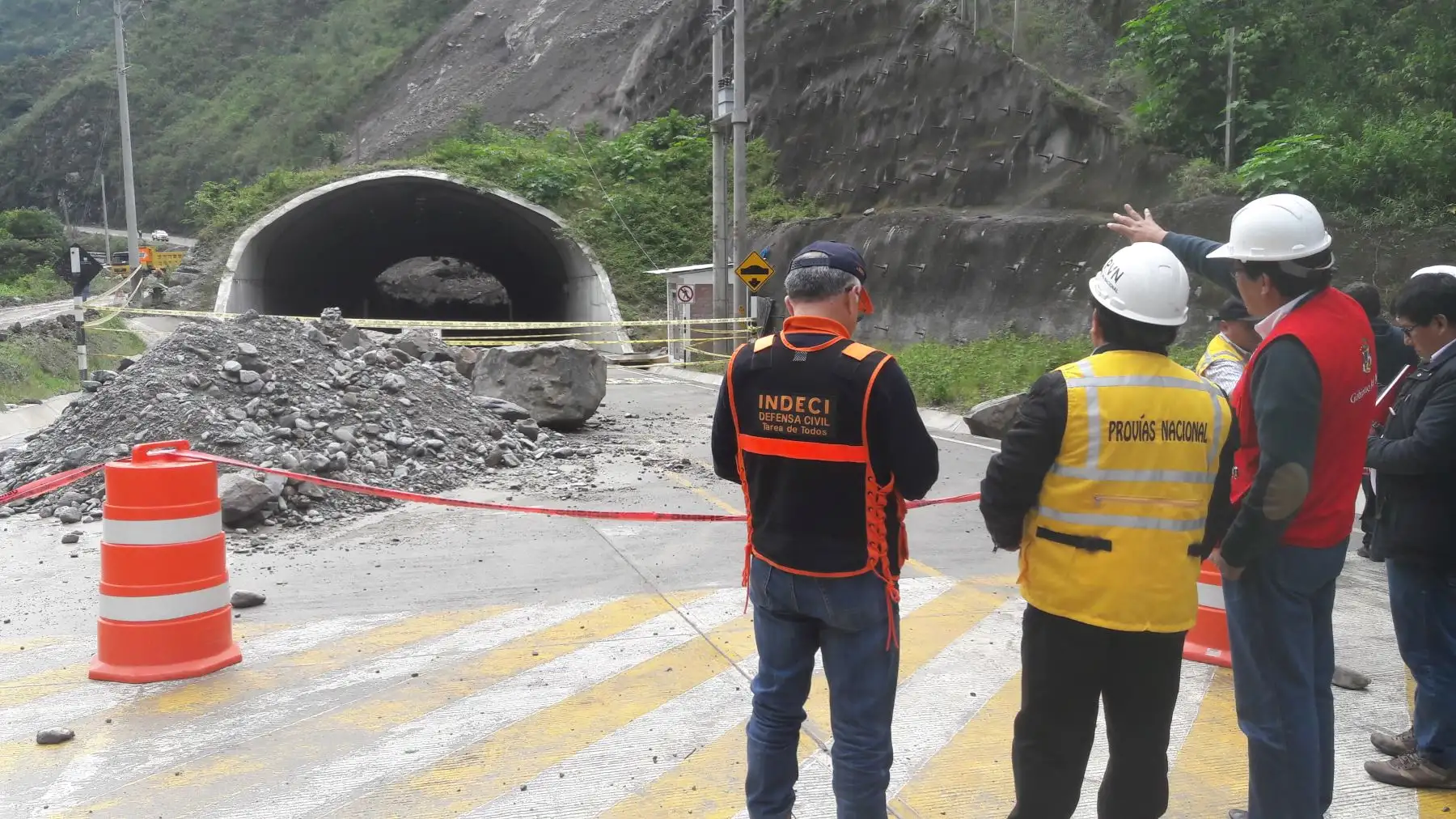 Acompañado por representantes de Defensa Civil, Provias Nacional y la congresista Sonia Echevarría evaluó los daños en la infraestructura y verificó el despliegue de ingenieros y maquinaria pesada en la zona, que están realizando un arduo trabajo para remover todo el desmonte que ingresó al túnel. Foto: ANDINA/MINJUS