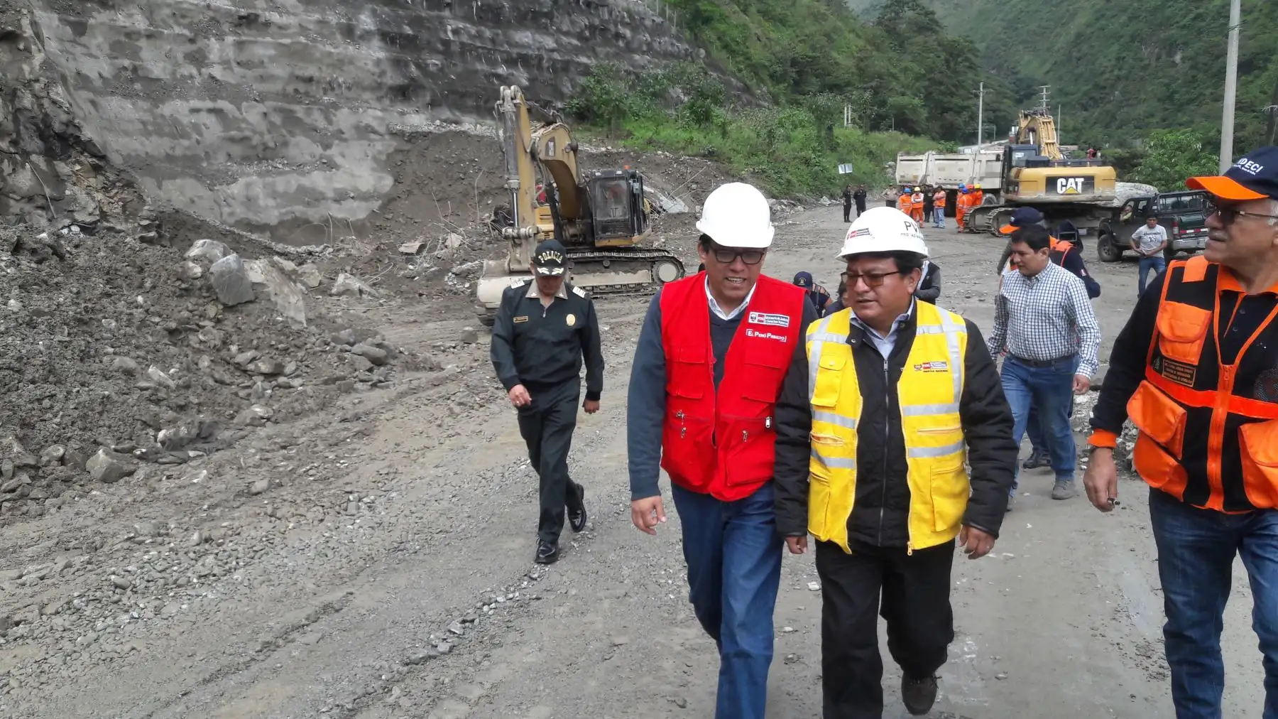Los expertos de Provias Nacional le explicaron al titular del MINJUSDH, quien tiene asignado liderar las tareas frente a la emergencia en Junín, que se tiene previsto restablecer el tránsito de manera normal en los próximos días a través de esta infraestructura; que tiene 1.25 km de longitud y atraviesa montañas y ríos por debajo. Foto: ANDINA/MINJUS