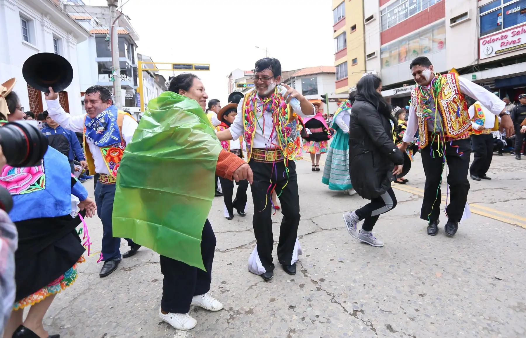 El alcalde Henry López Cantorín junto al gobernador regional de Junín, Vladimir Cerrón Rojas, se animaron a bailar el viril Huaylarsh Moderno con espectadoras del evento.
 Foto: ANDINA/Municipalidad de Huancayo