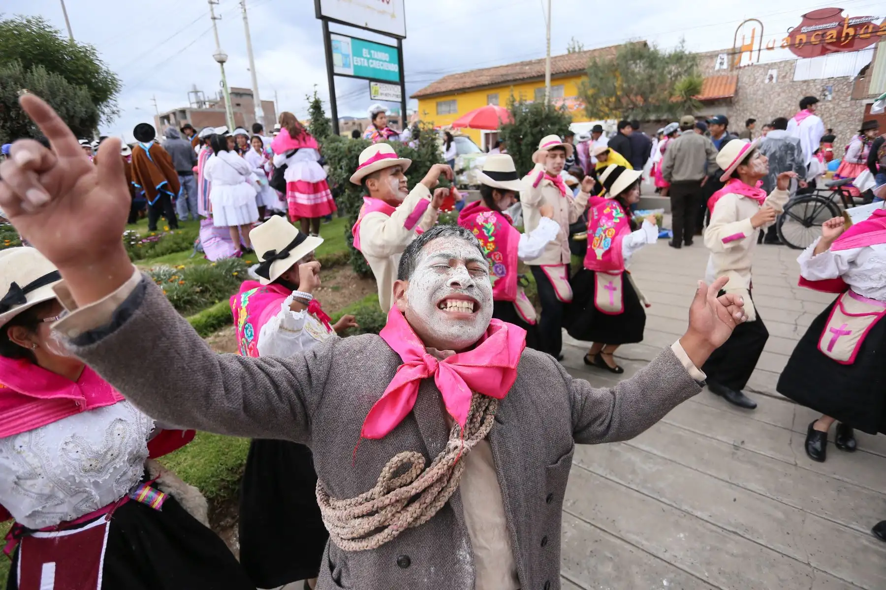 Delegaciones llegaron de todas las provincias de Junín con es el caso de Jauja representado por la asociación cultural Yawar Xauxa con su Carnaval Marqueño.
 Foto: ANDINA/Municipalidad de Huancayo