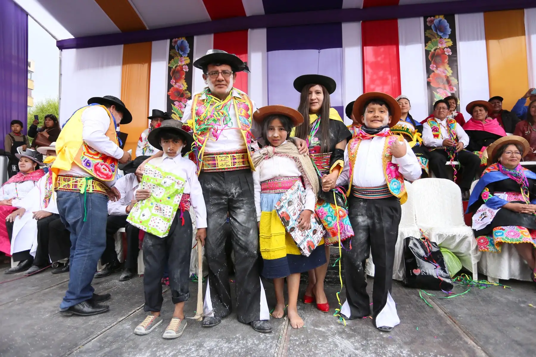 El alcalde provincial de Huancayo, entregó regalos a los niños participantes por ser ellos la fuerza viva para que estas costumbres no se pierdan. Foto: ANDINA/Municipalidad de Huancayo