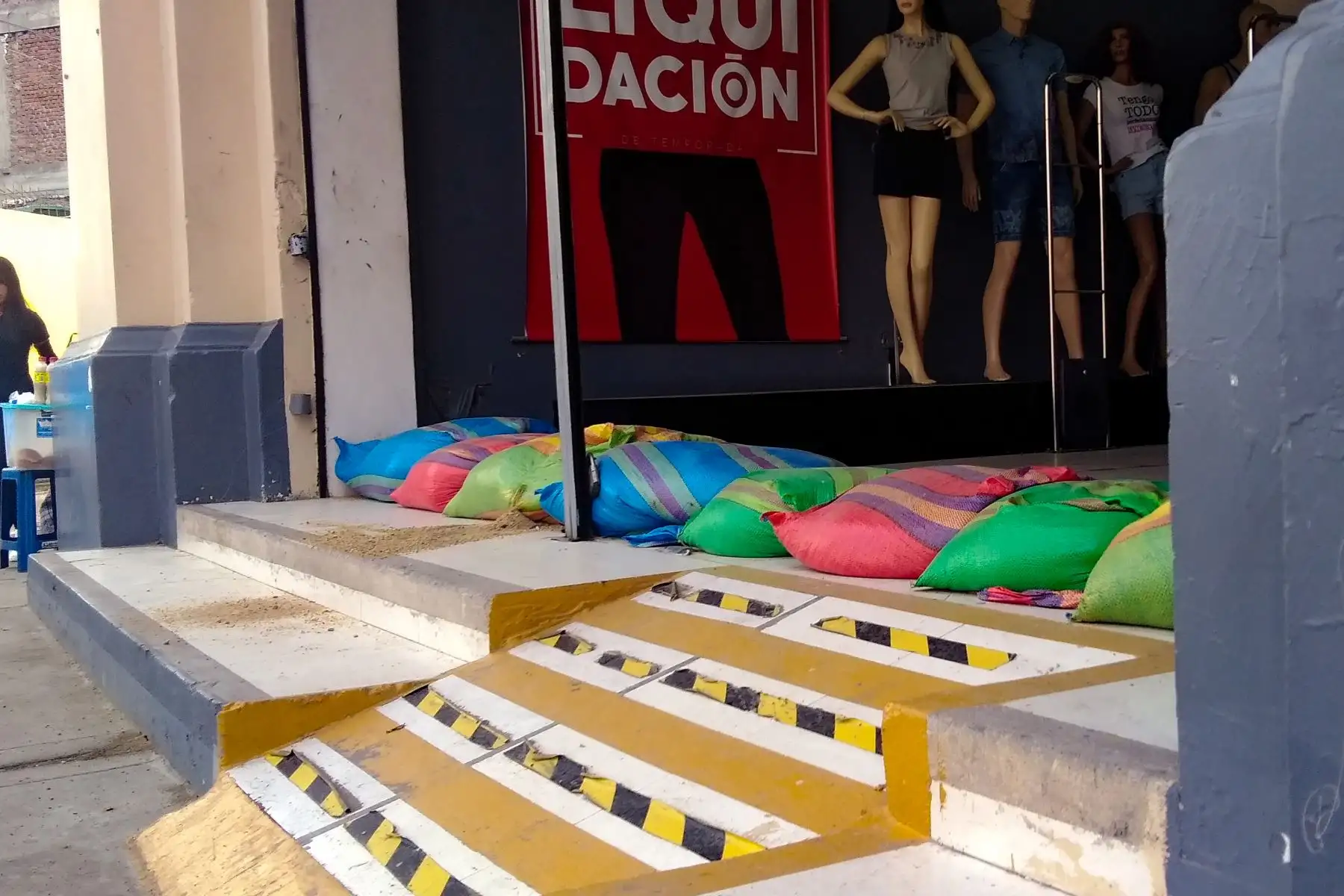 Vecinos de Piura protegen comercios e instituciones con costales de arena o muros ante eventual desborde del río del mismo nombre. Foto: Harold Moreno