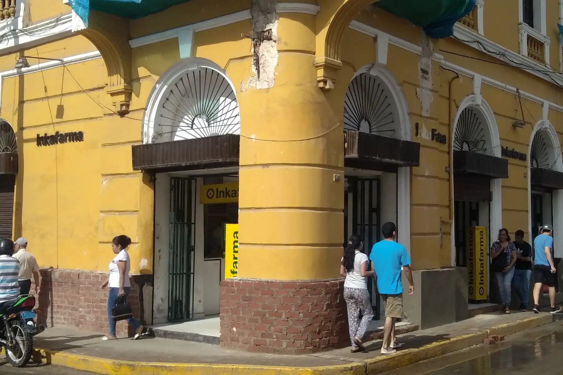Vecinos de Piura protegen comercios e instituciones con costales de arena o muros ante eventual desborde del río del mismo nombre. Foto: Harold Moreno