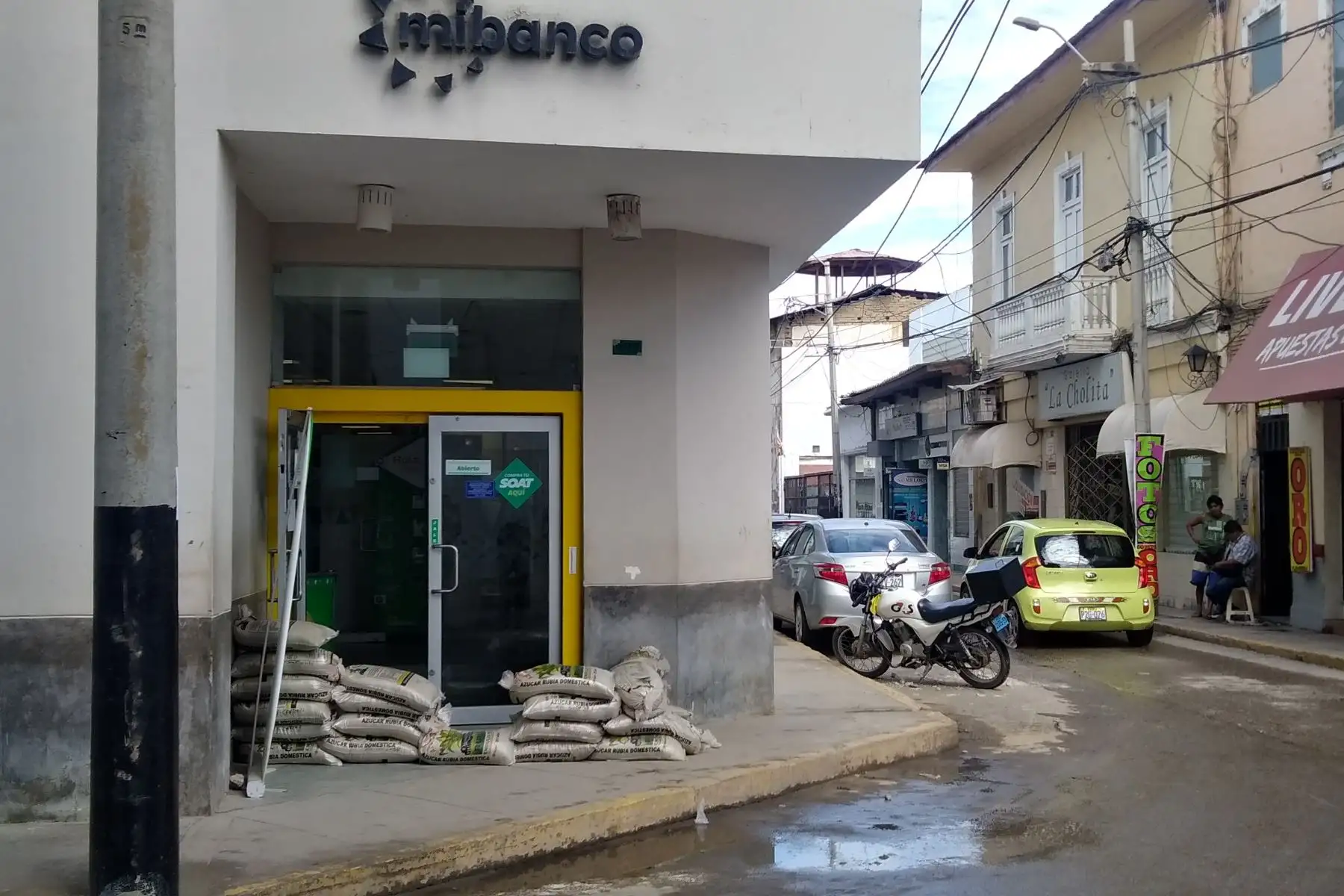 Vecinos de Piura protegen comercios e instituciones con costales de arena o muros ante eventual desborde del río del mismo nombre. Foto: Harold Moreno