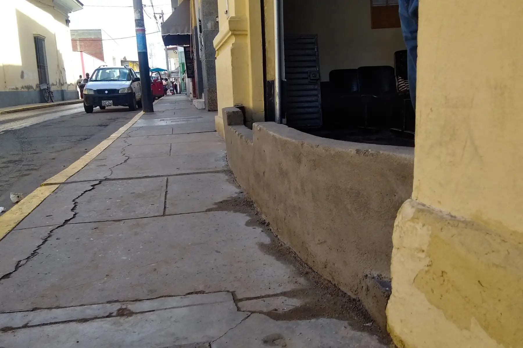 Pobladores de la ciudad de Piura han colocado sacos de arena y levantado pequeños muros ante la eventual crecida del río Piura. Foto: ANDINA