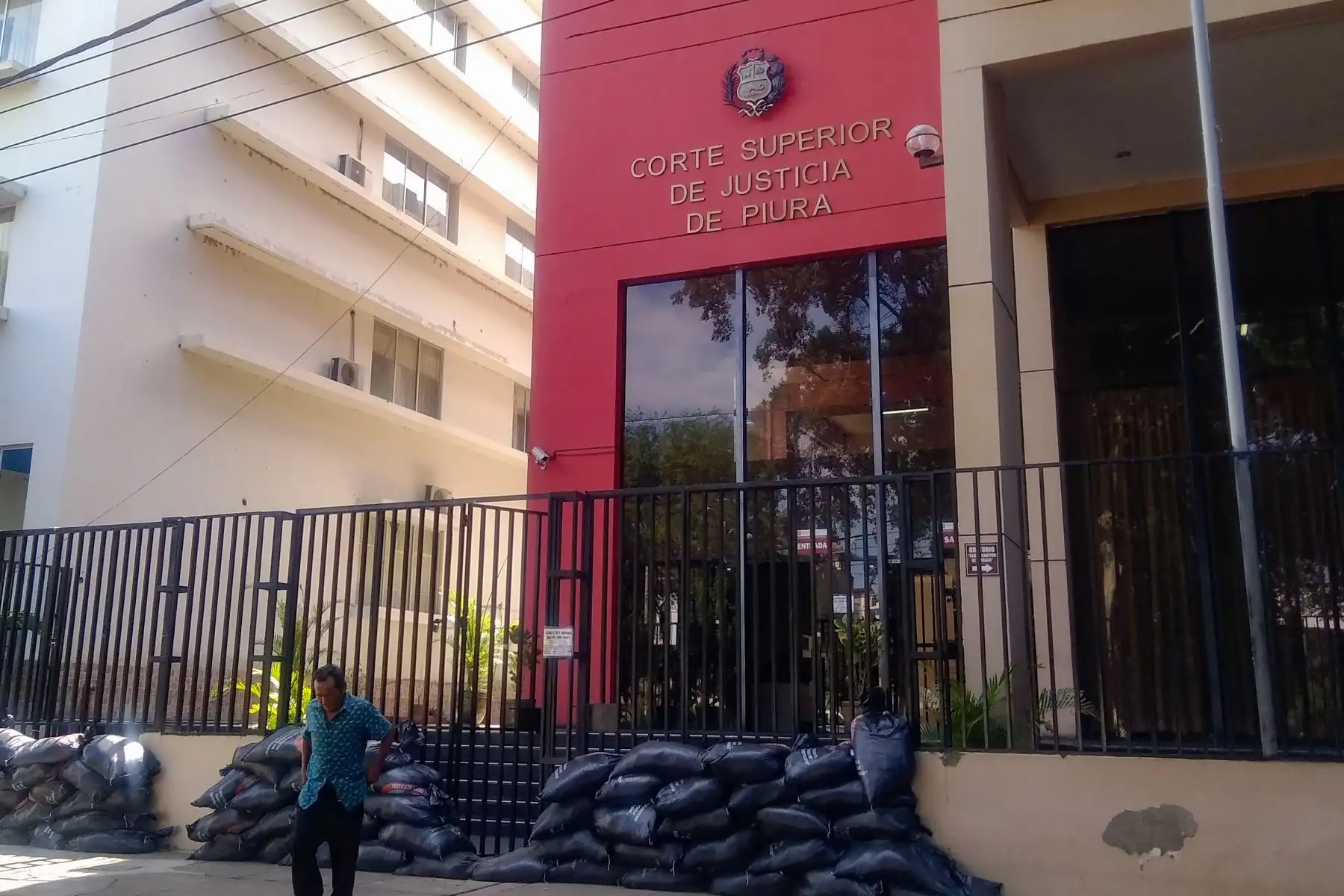 Vecinos de Piura protegen comercios e instituciones con costales de arena o muros ante eventual desborde del río del mismo nombre. Foto: Harold Moreno