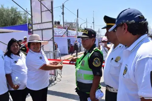 La alcaldesa de Paracas, Rosario Ramírez, inauguró la primera feria gastronómica "Paracas, un mar de sabores”.