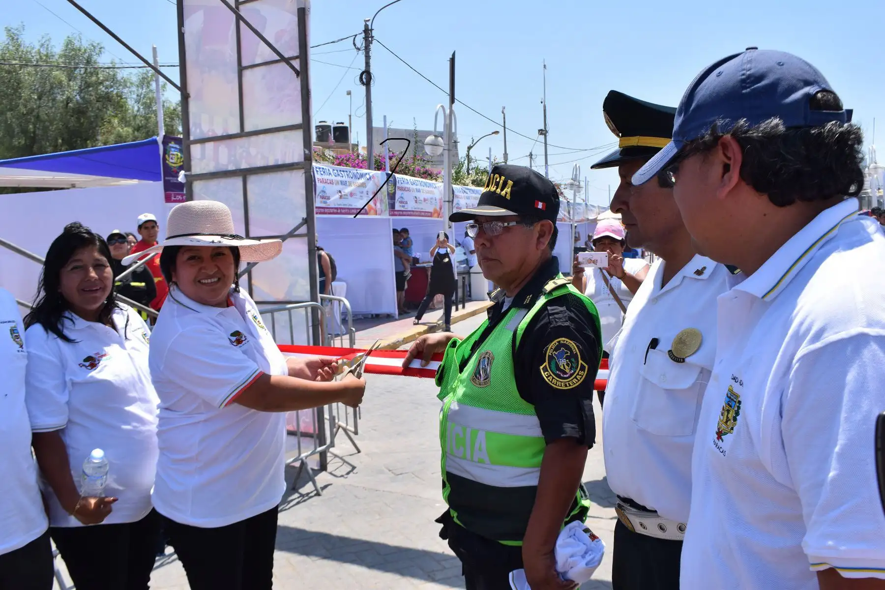 La alcaldesa de Paracas, Rosario Ramírez, inauguró la primera feria gastronómica "Paracas, un mar de sabores”.
